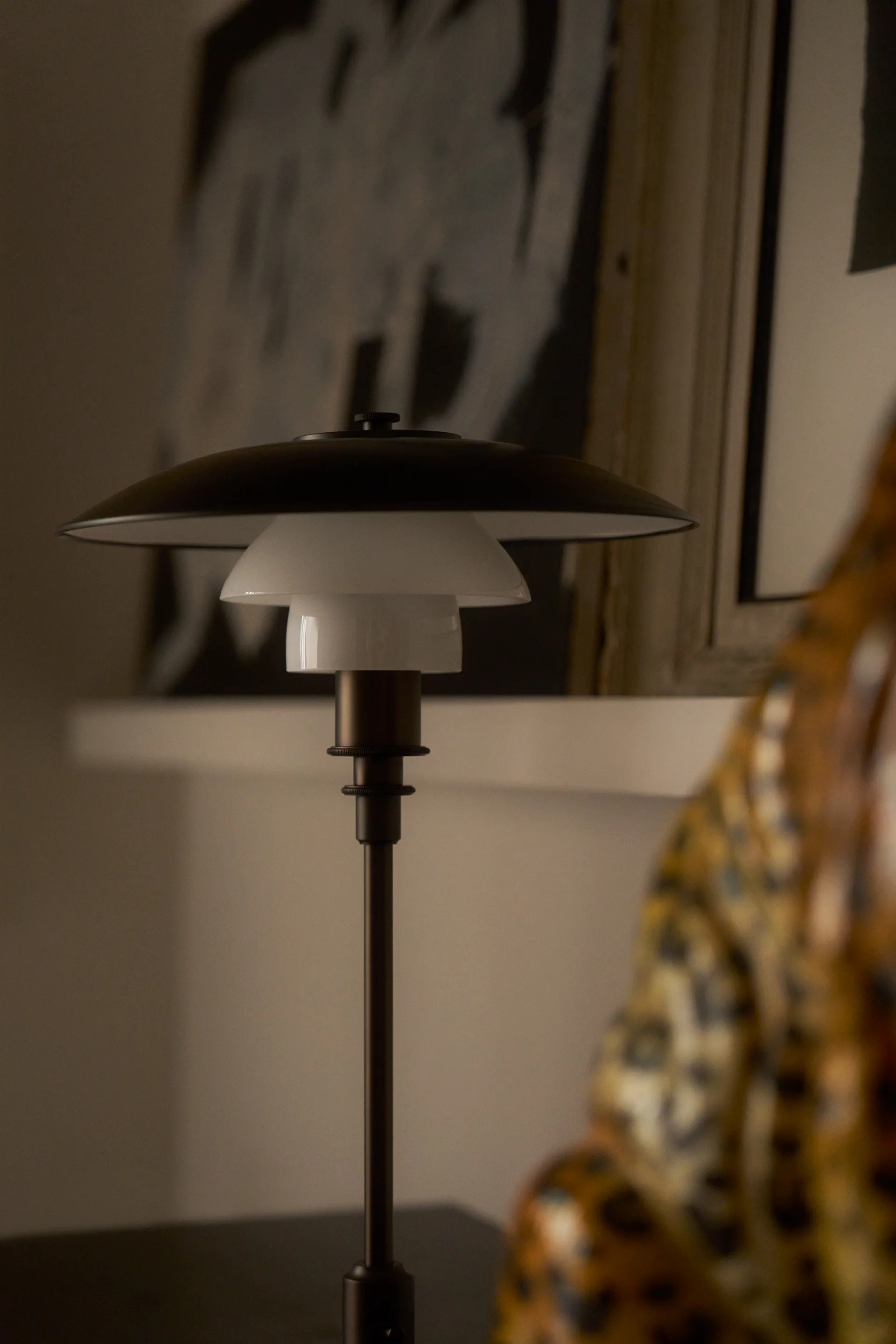 PH 3/2 Luna pöytälamppu, Aged brass-opaalilasi Louis Poulsen