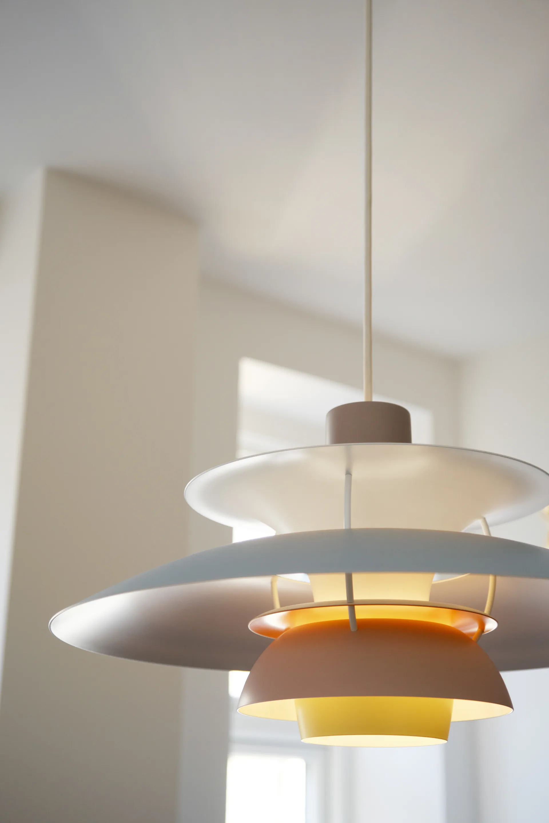 PH 5 -kattovalaisin, Ø500, Pastell-osterinharmaa-sininen-vaaleanpunainen Louis Poulsen