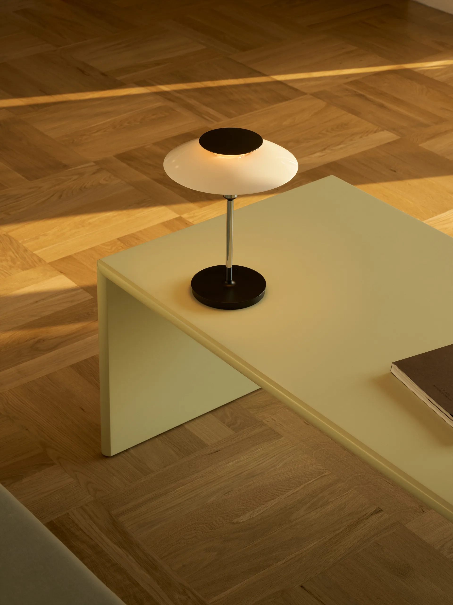 PH 80 kannettava pöytälamppu, Valkoinen opaali, kromattu Louis Poulsen