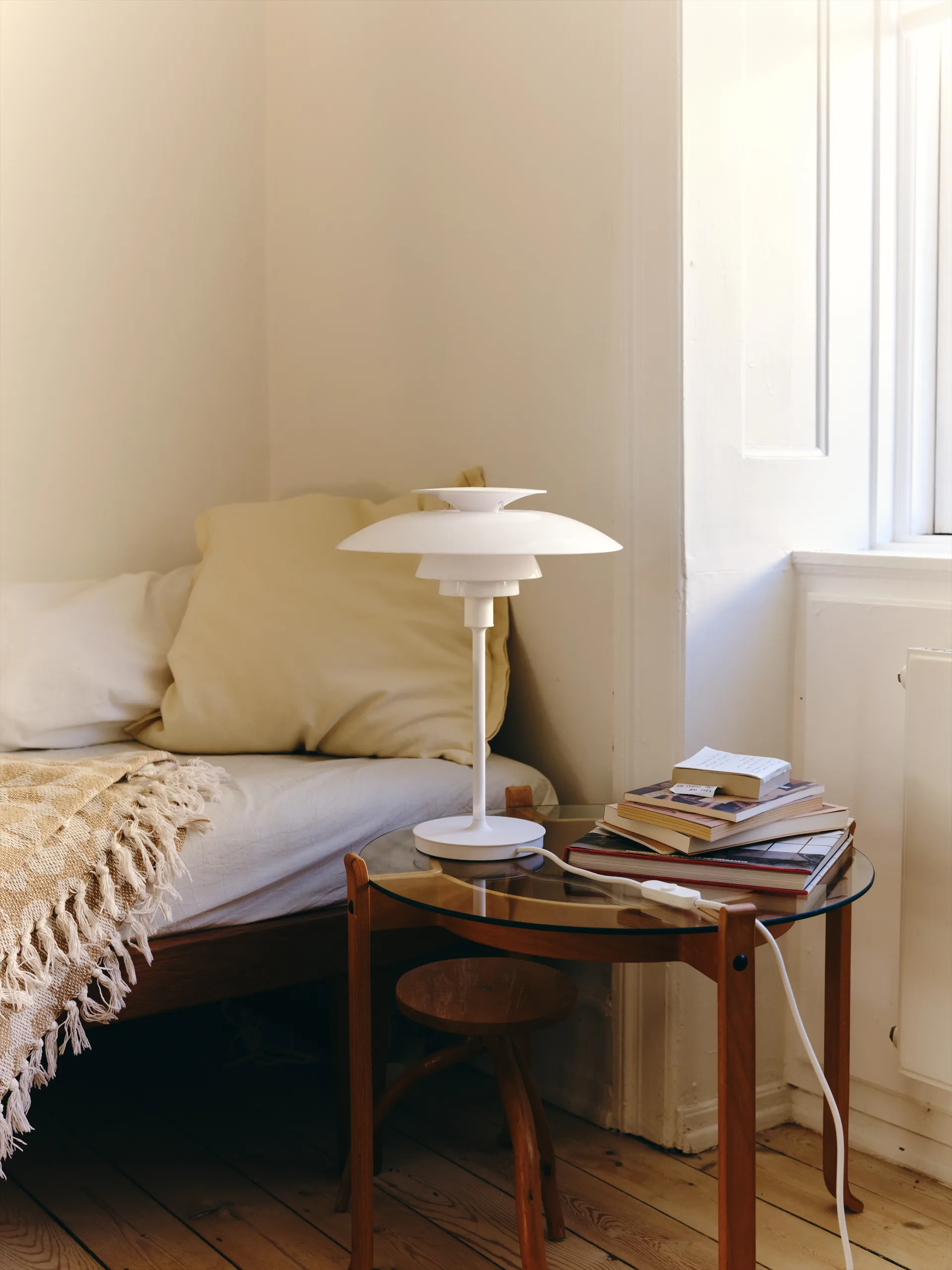 PH 80 pöytälamppu, Valkoinen opaali, valkoinen Louis Poulsen