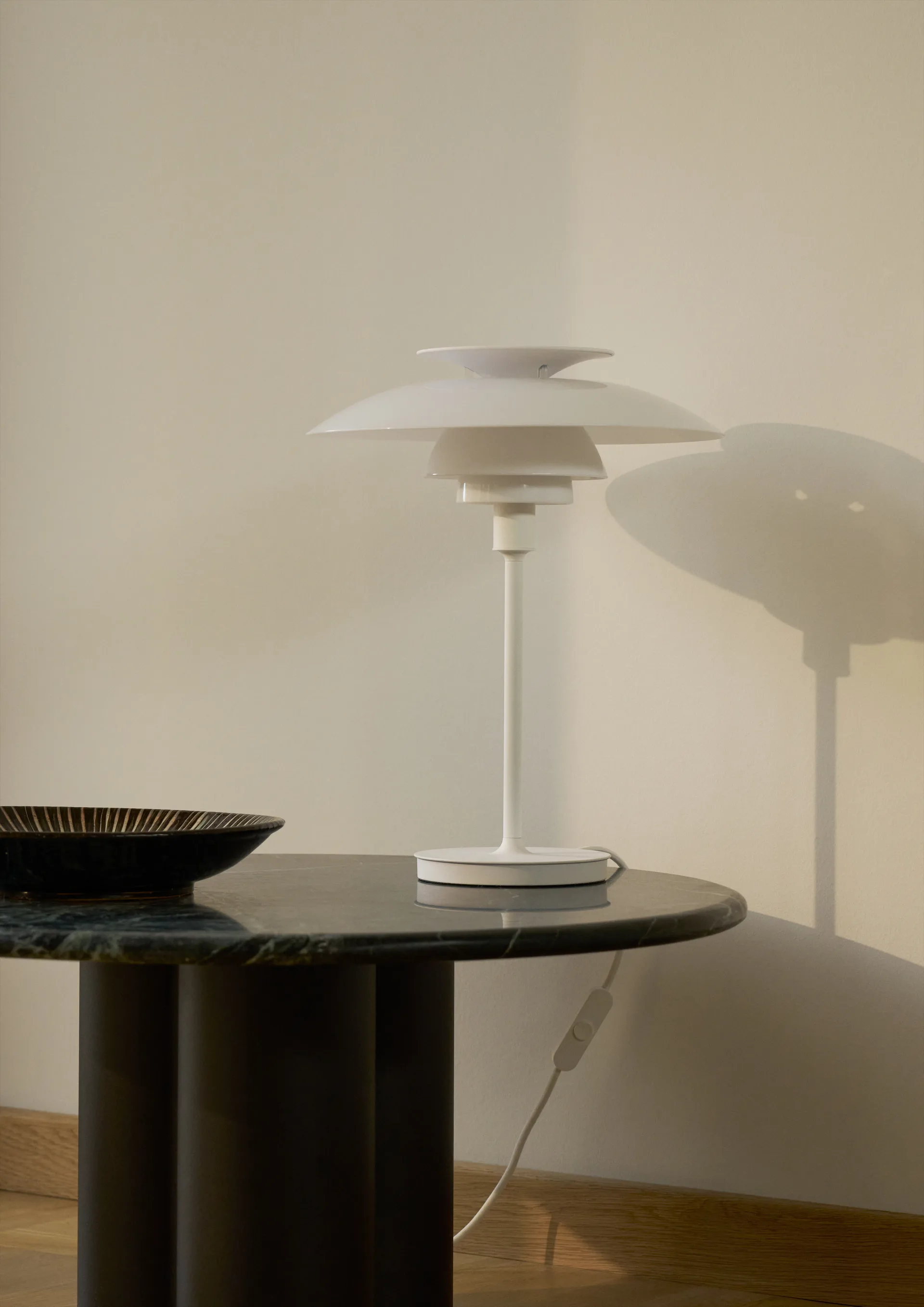 PH 80 pöytälamppu, Valkoinen opaali, valkoinen Louis Poulsen