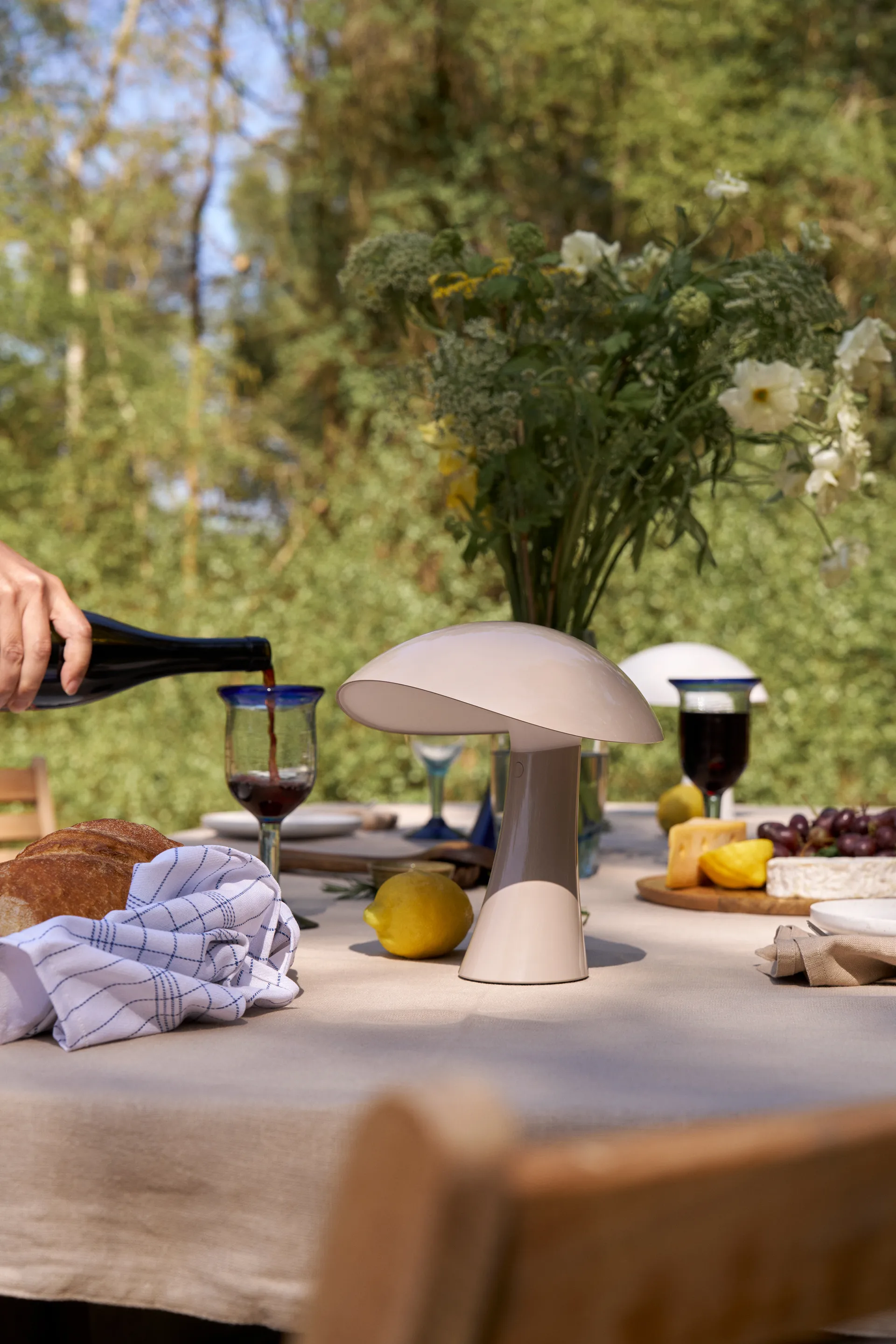 Rumee 220 kannettava pöytälamppu, Earth Grey Louis Poulsen