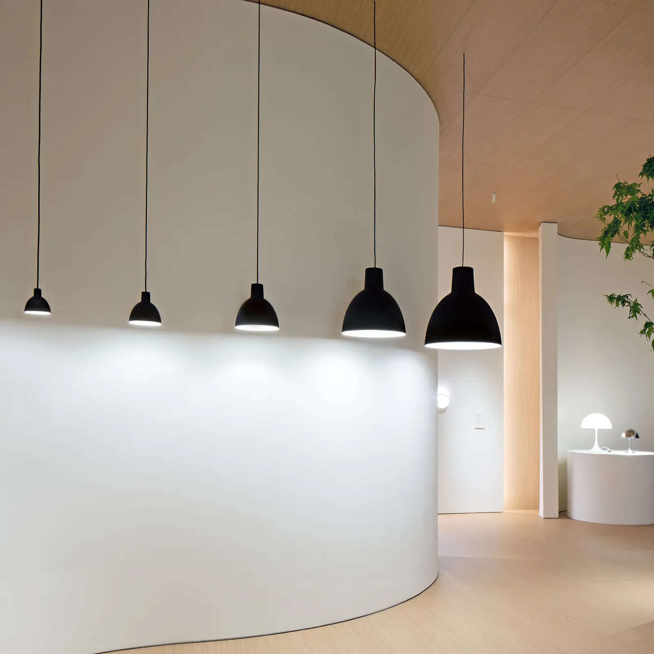 Toldbod 250 -riippuvalaisin, Musta Louis Poulsen