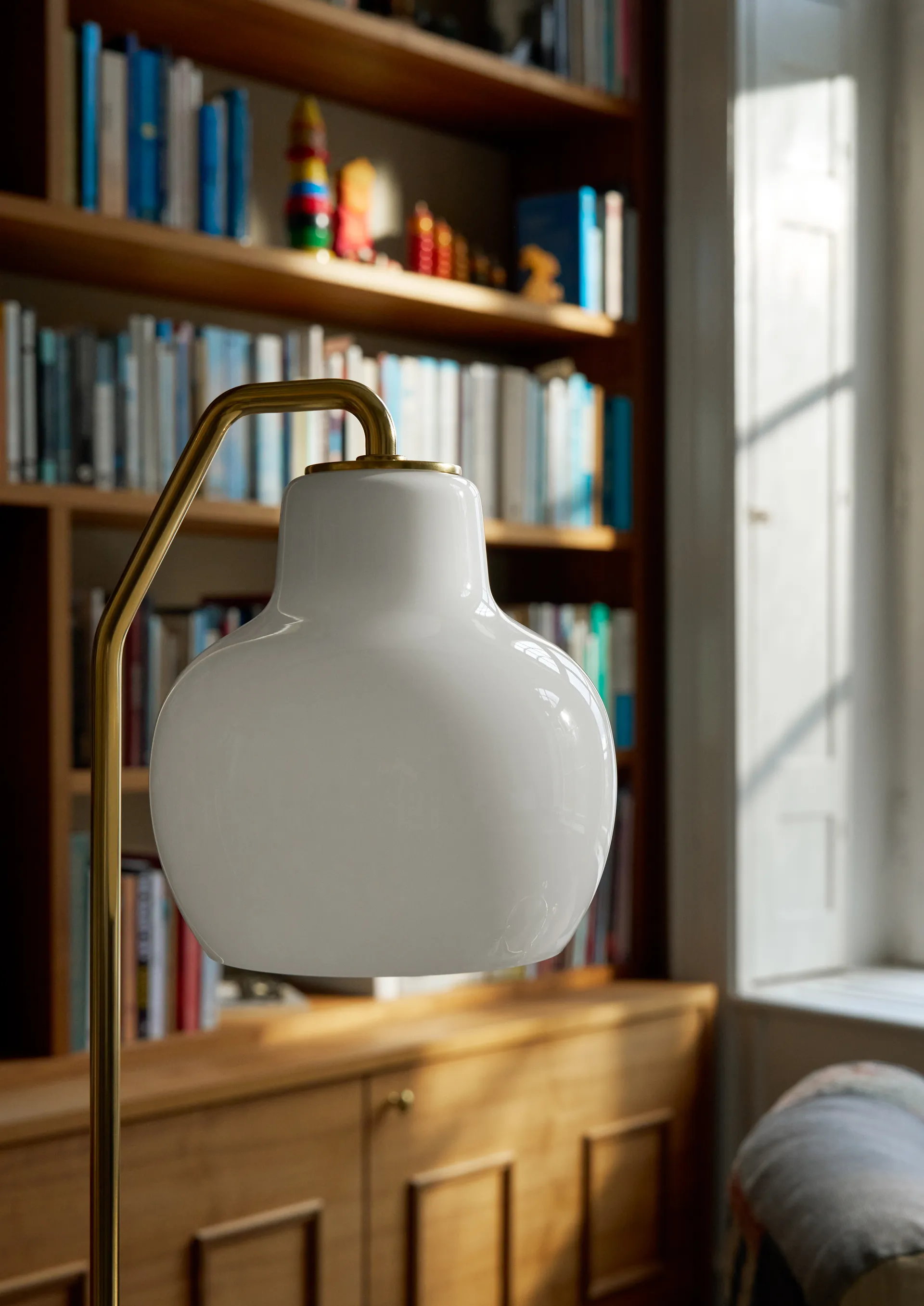 VL Ring Crown lattiavalaisin, Messinki-opalilasi Louis Poulsen