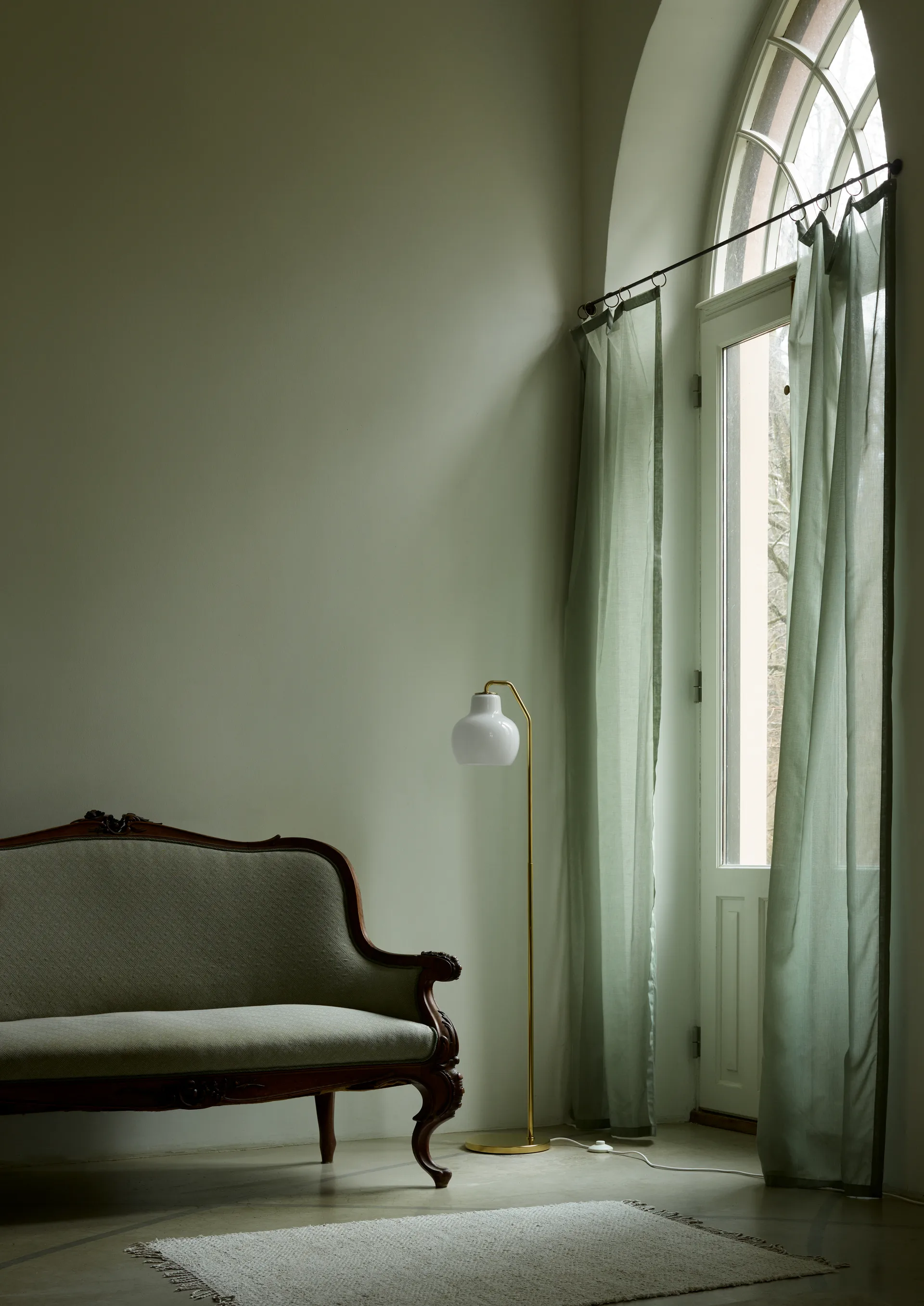 VL Ring Crown lattiavalaisin, Messinki-opalilasi Louis Poulsen