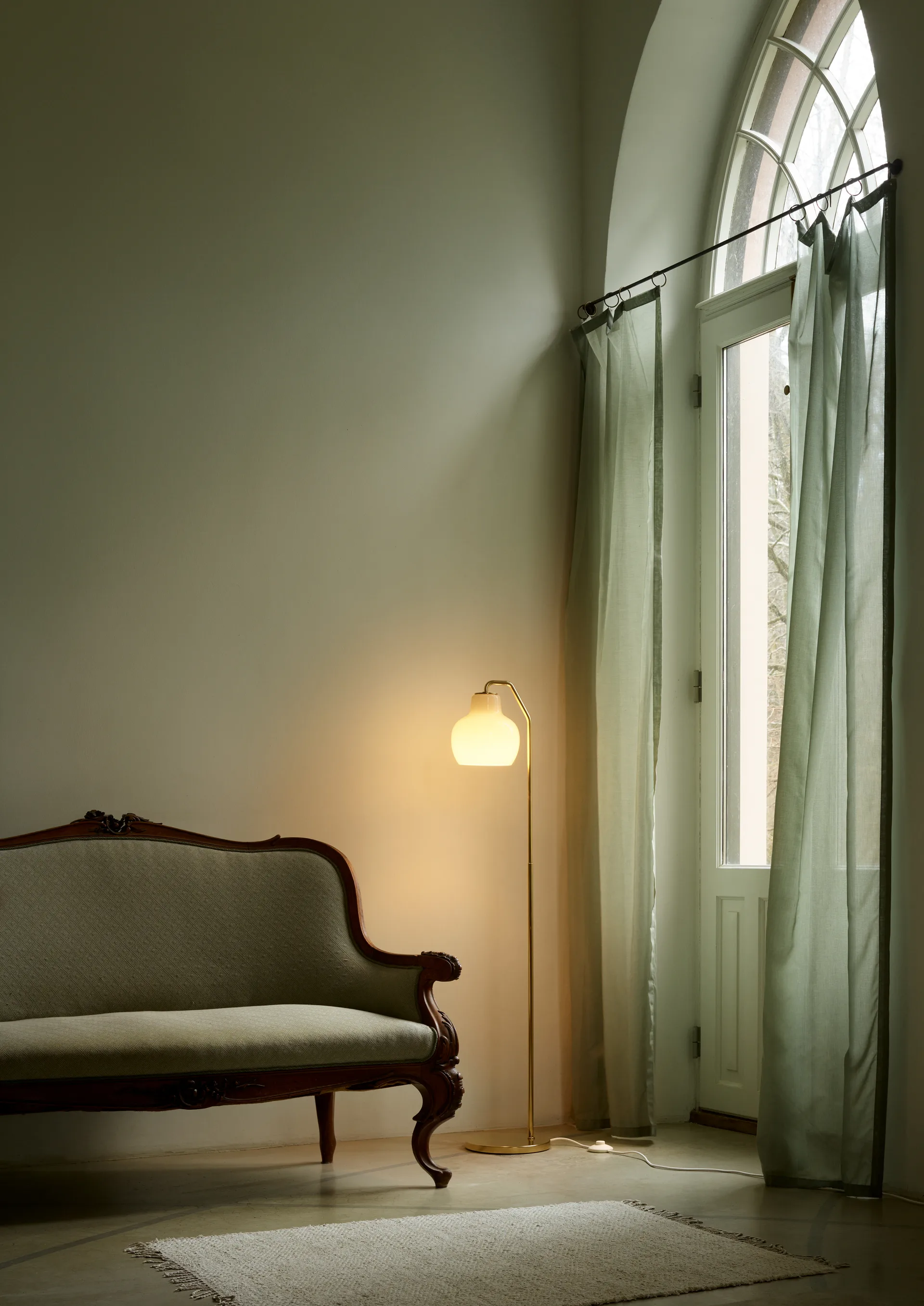 VL Ring Crown lattiavalaisin, Messinki-opalilasi Louis Poulsen