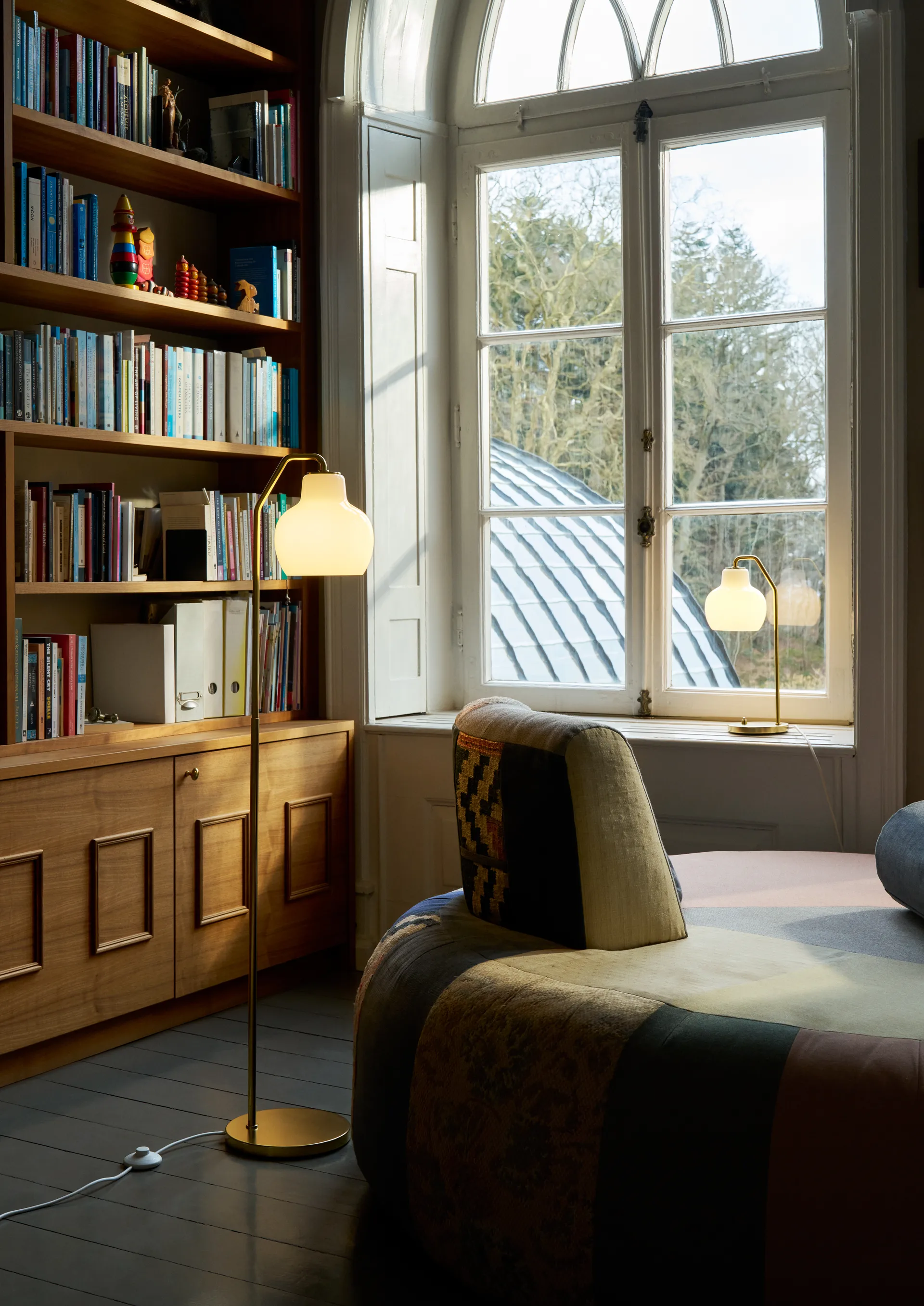 VL Ring Crown lattiavalaisin, Messinki-opalilasi Louis Poulsen