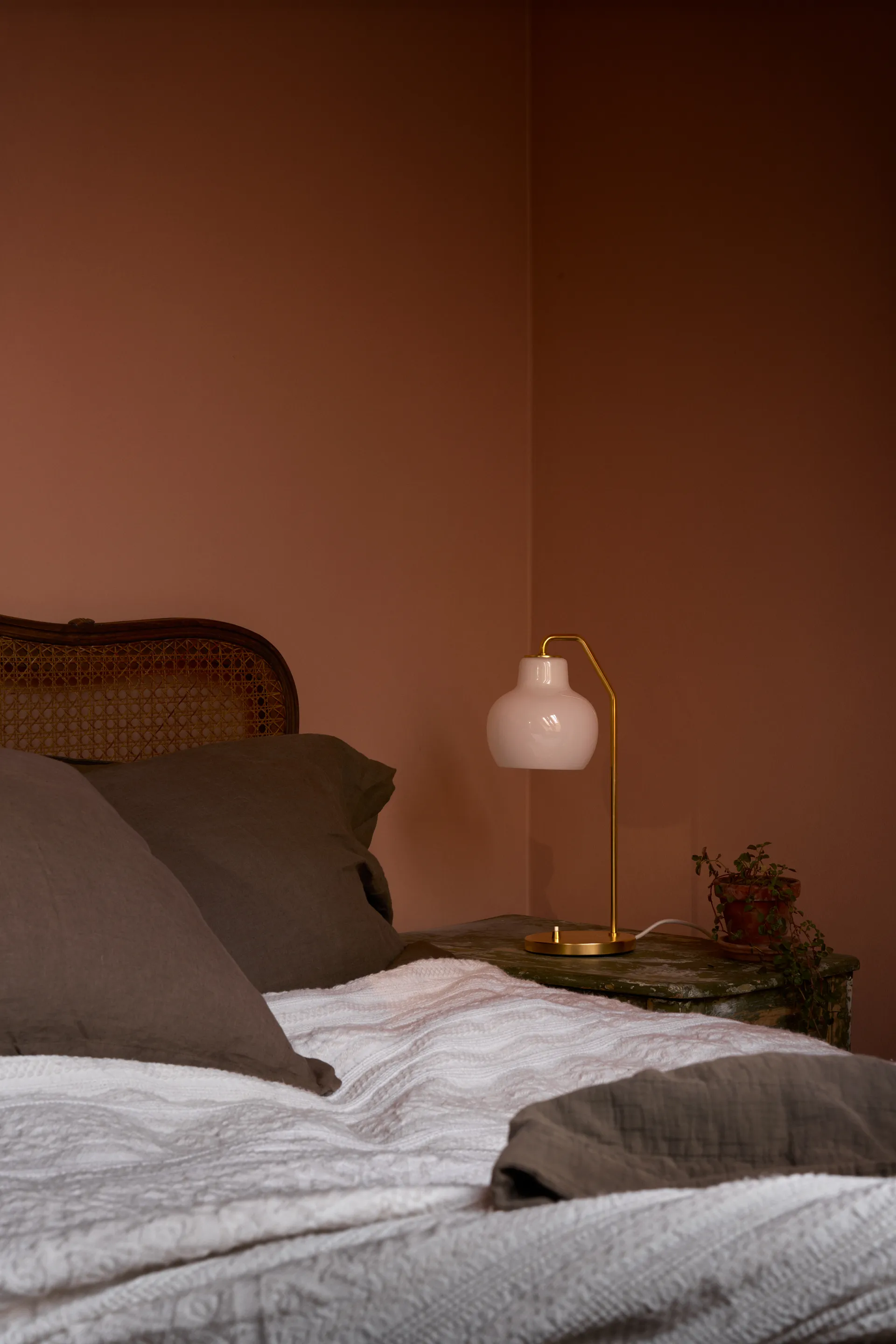 VL Ring Crown pöytävalaisin Ø15 cm, Messinki-opaalilasi Louis Poulsen