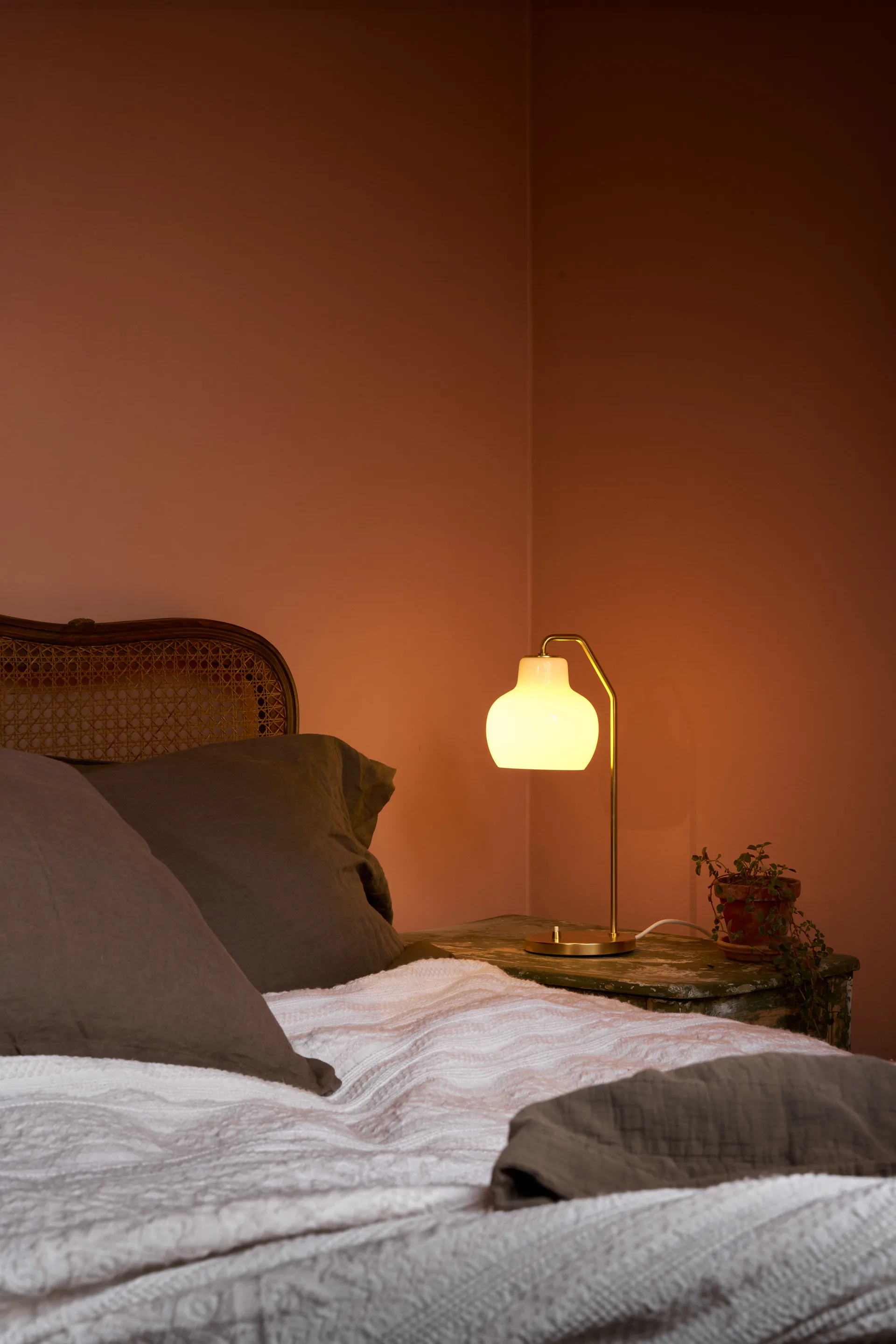 VL Ring Crown pöytävalaisin Ø15 cm, Messinki-opaalilasi Louis Poulsen