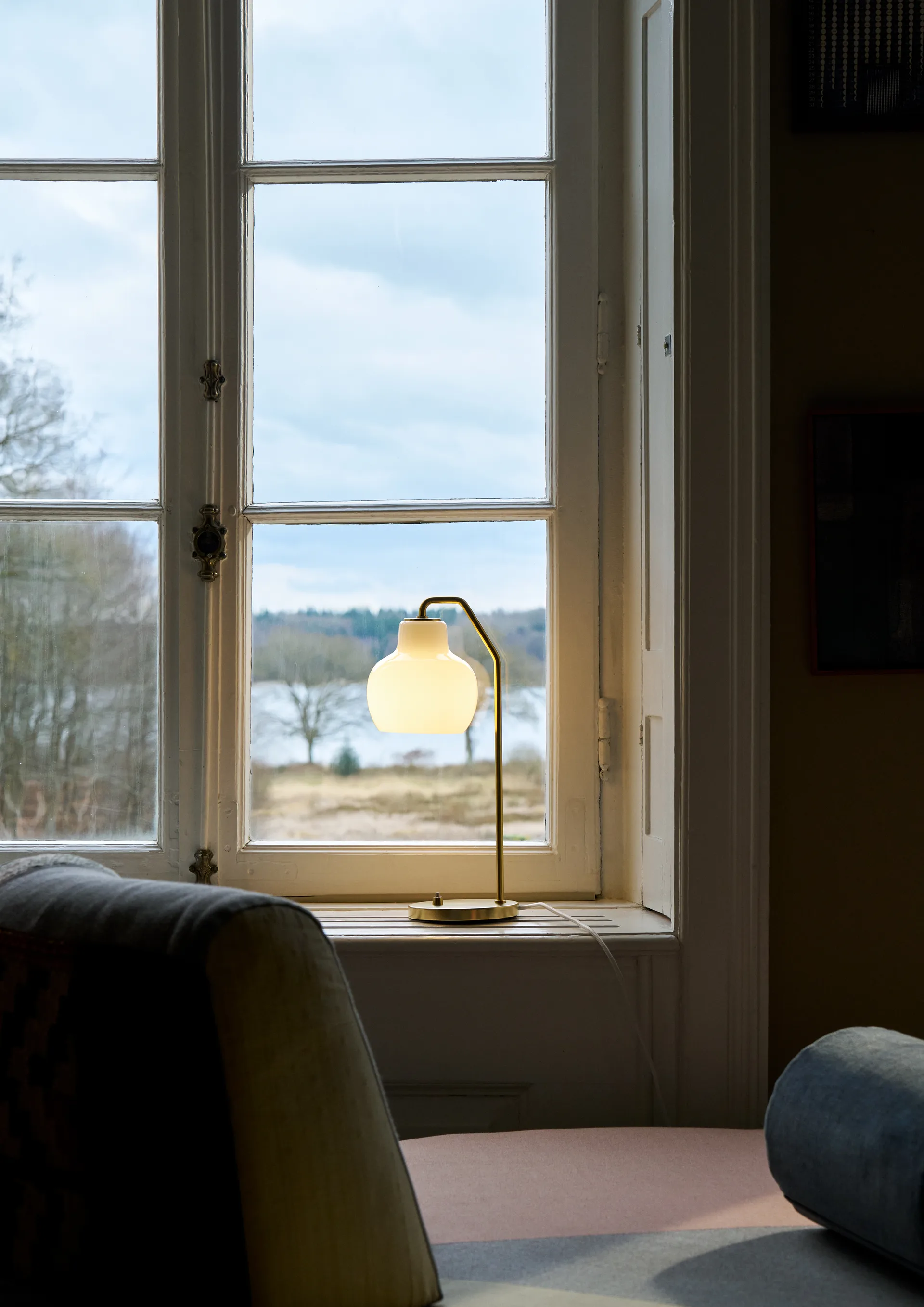 VL Ring Crown pöytävalaisin Ø15 cm, Messinki-opaalilasi Louis Poulsen