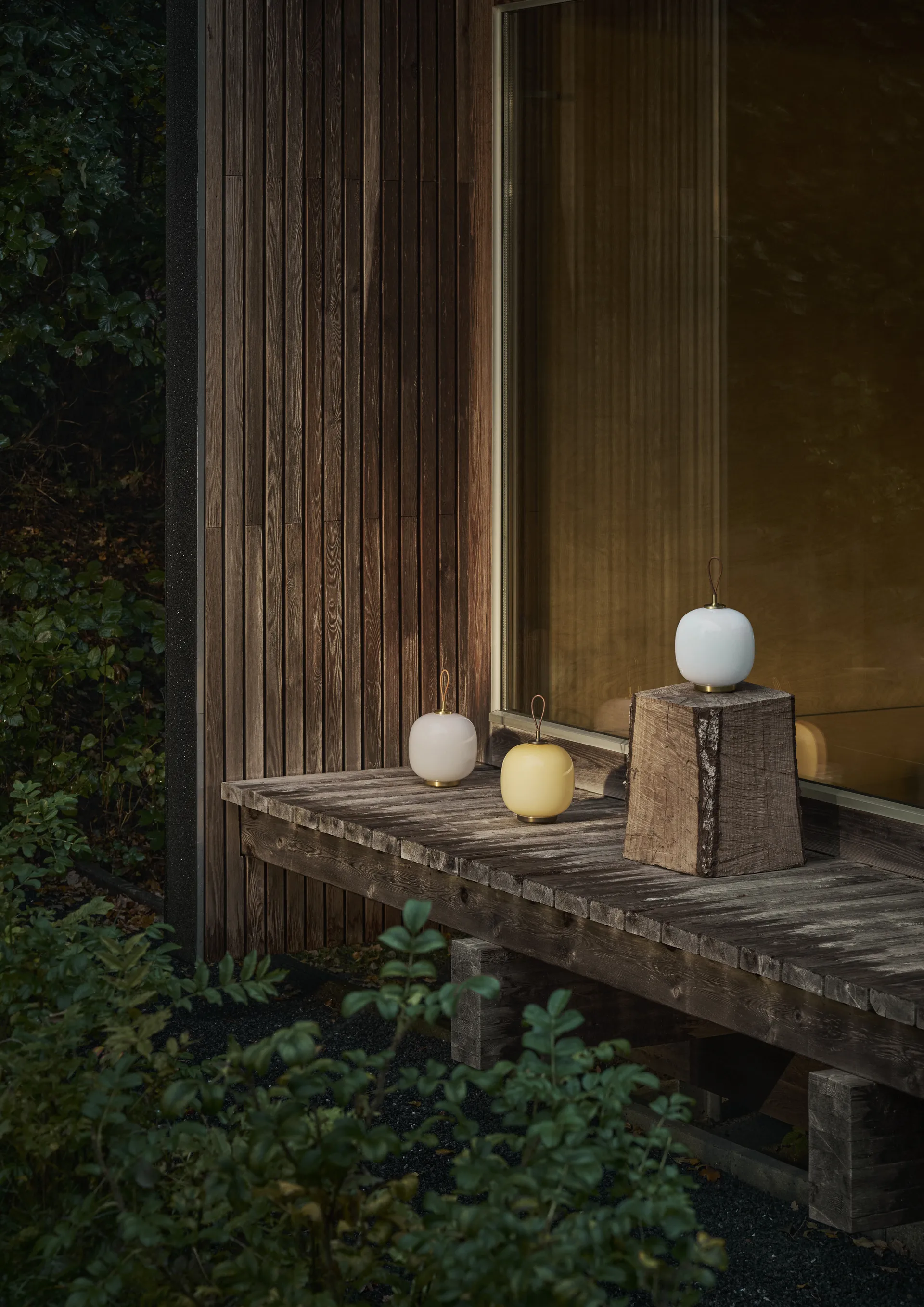 VL45 Radiohus kannettava lamppu Ø17,5 cm, Brass-pale rose glass Louis Poulsen