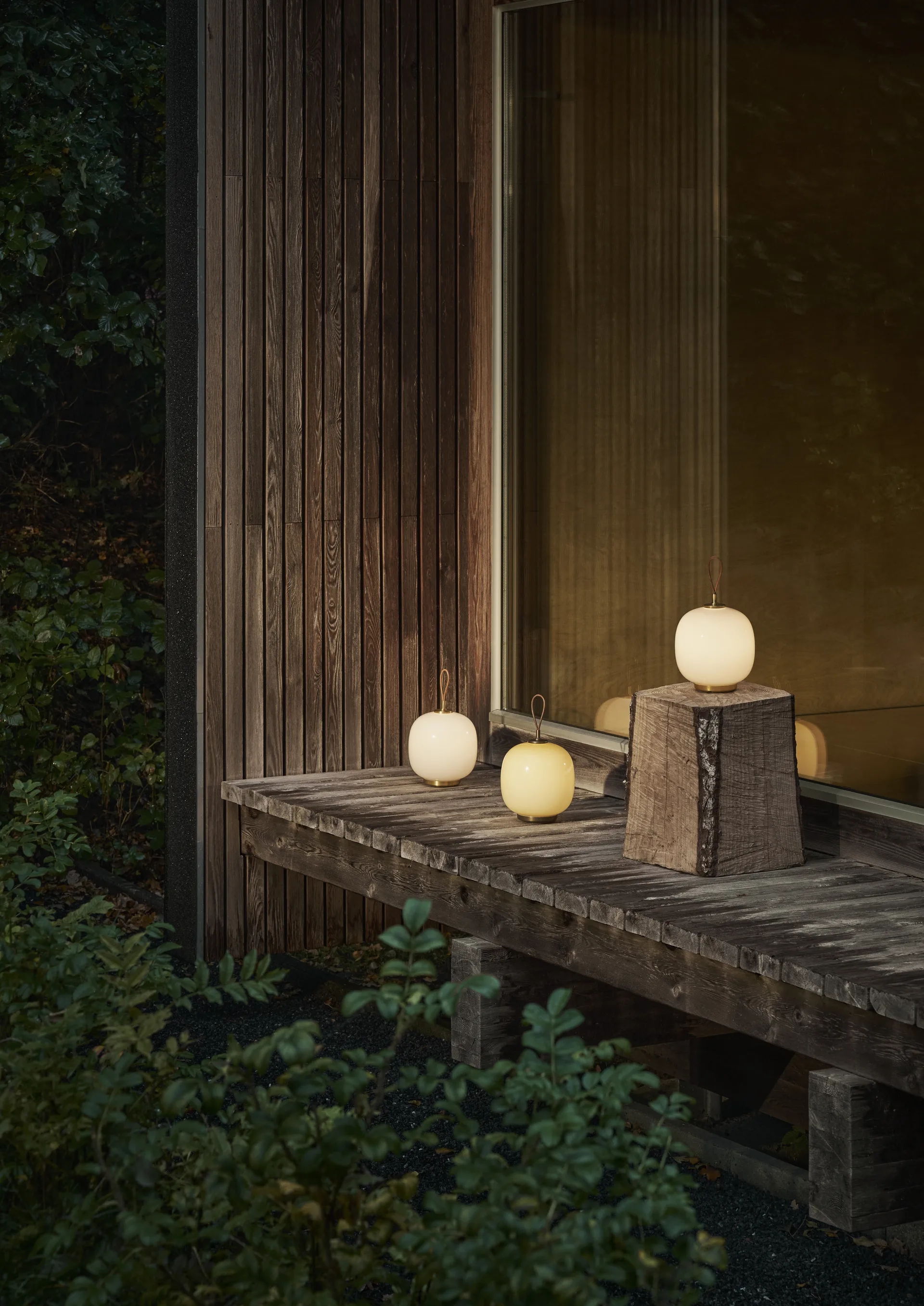 VL45 Radiohus kannettava lamppu Ø17,5 cm, Brass-pale rose glass Louis Poulsen