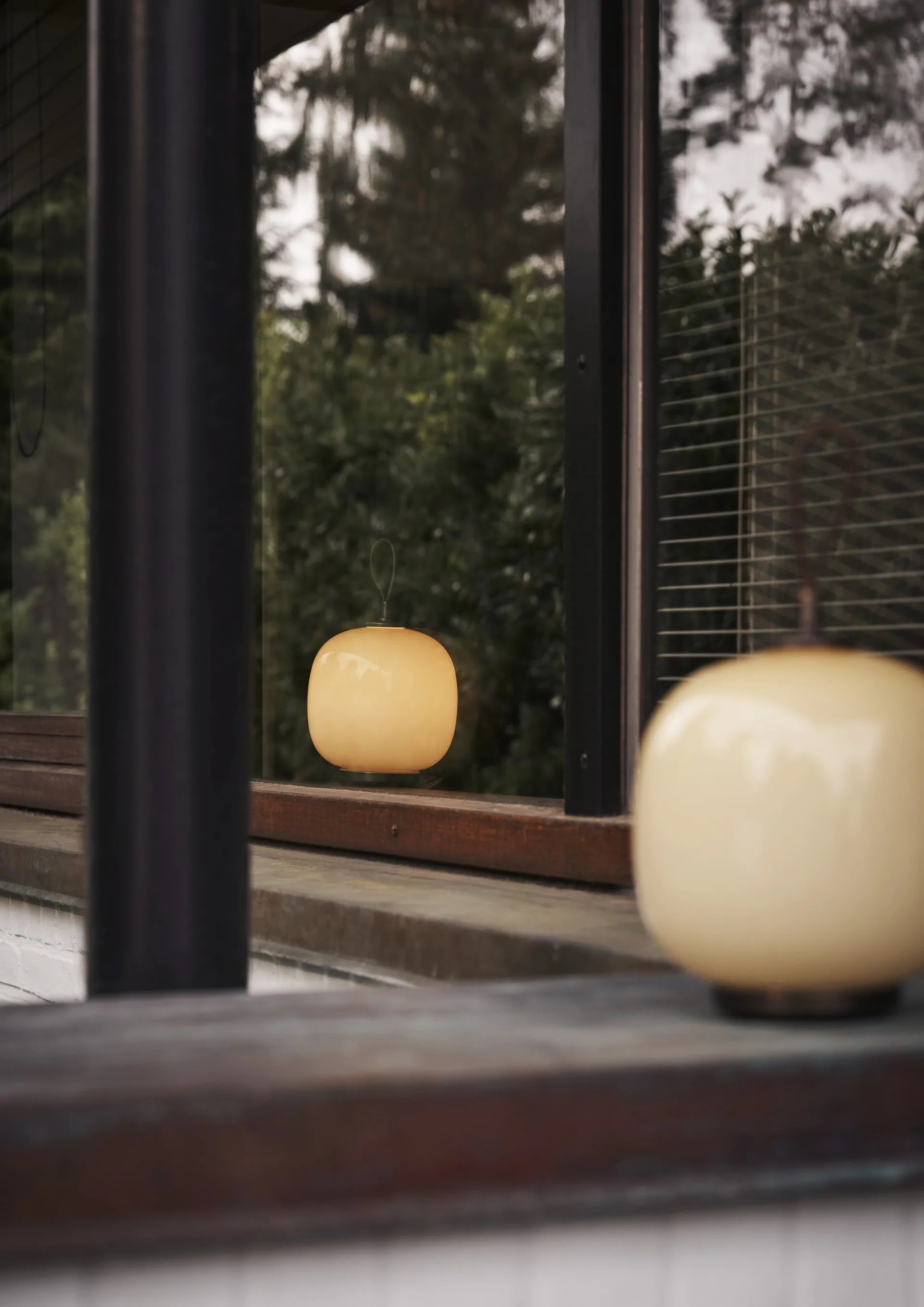 VL45 Radiohus kannettava lamppu Ø17,5 cm, Brass-pale yellow glass Louis Poulsen