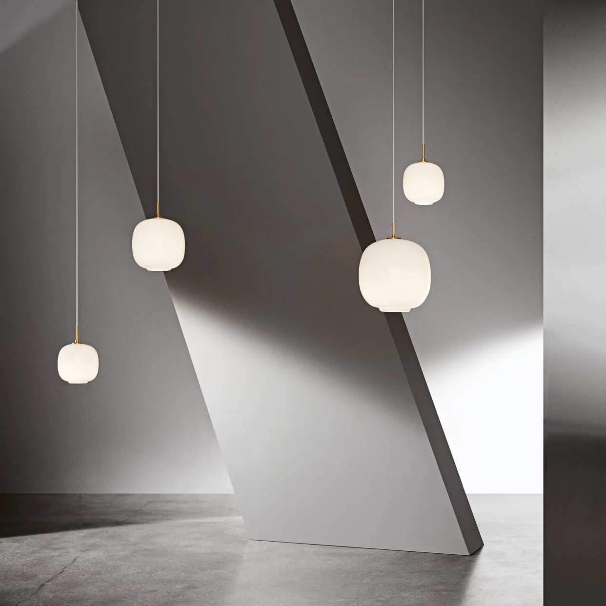 VL45 Radiohus kattovalaisin Ø17,5 cm, Brass-white opal glass Louis Poulsen