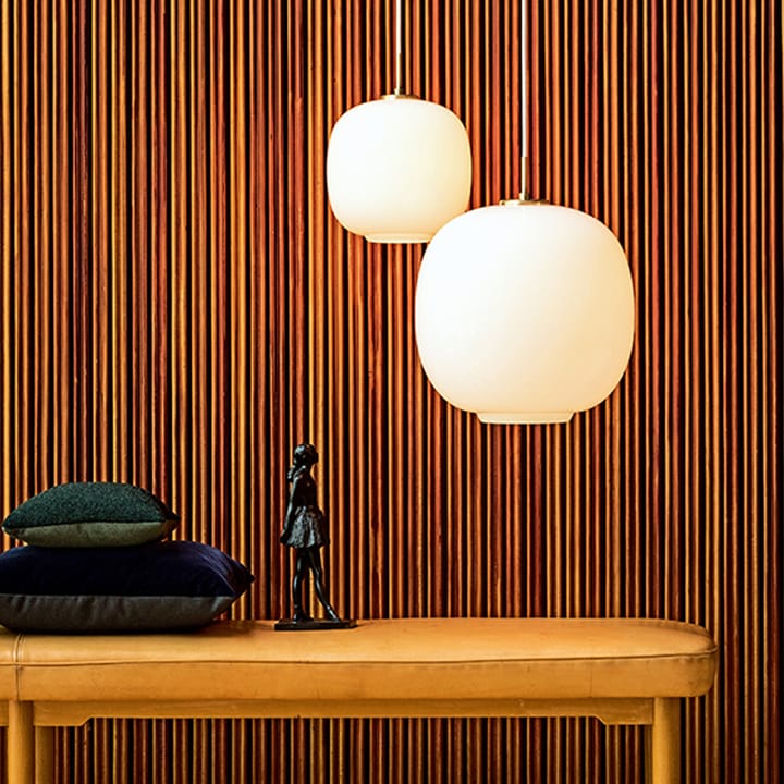 VL45 Radiohus LED suuri riippuvalaisin, Messinki-valkoinen opaali lasi Louis Poulsen