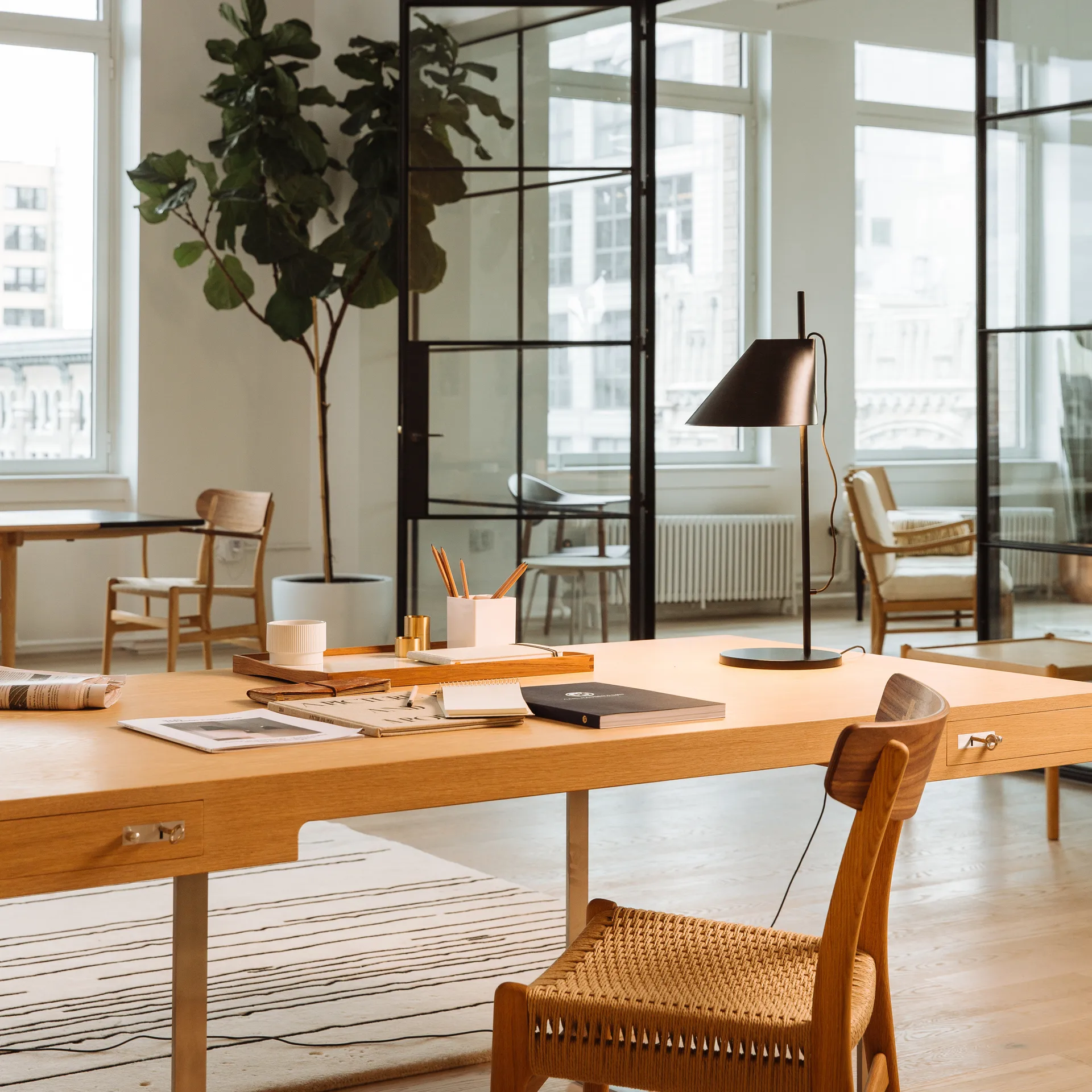 Yuh-pöytälamppu, Musta Louis Poulsen