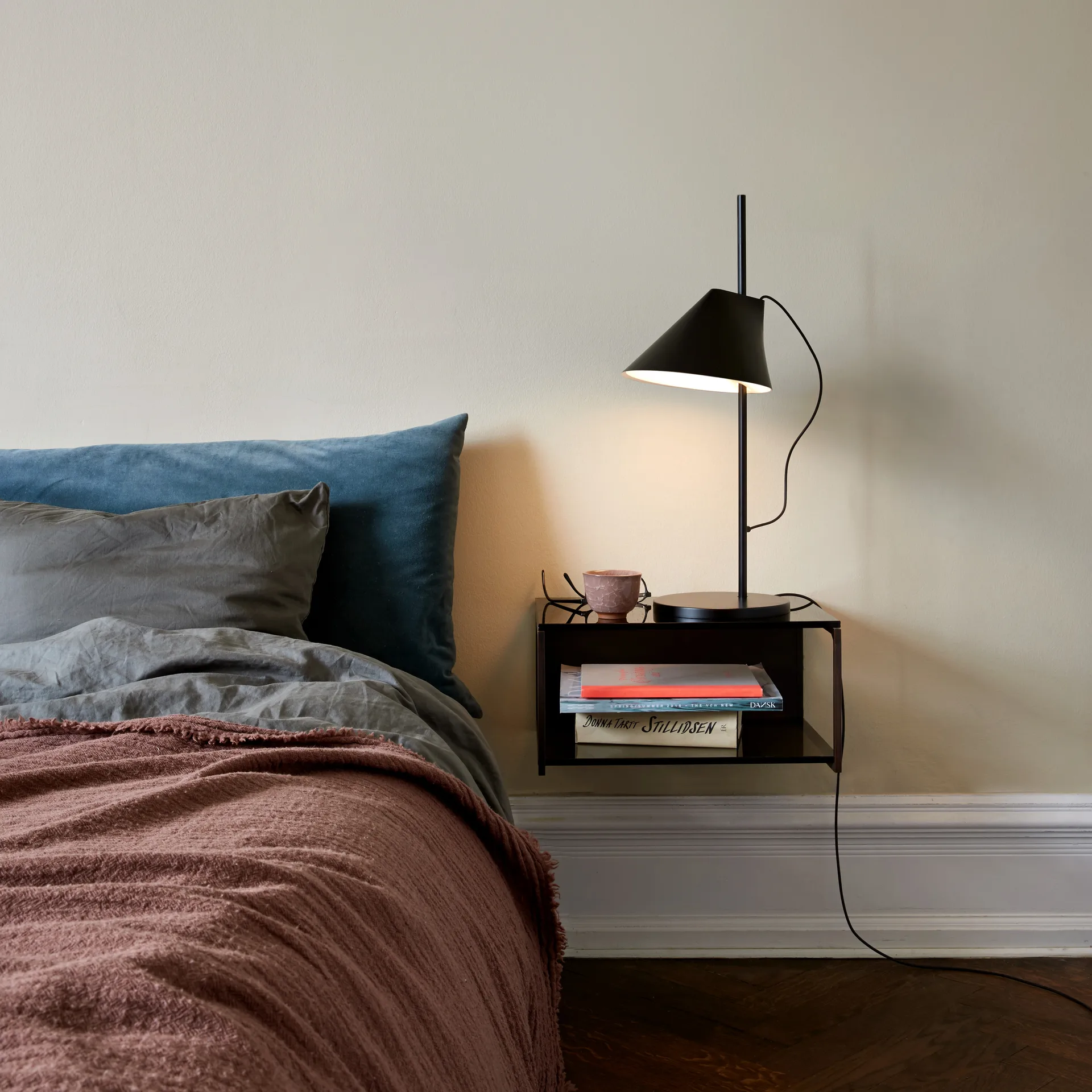 Yuh-pöytälamppu, Musta Louis Poulsen