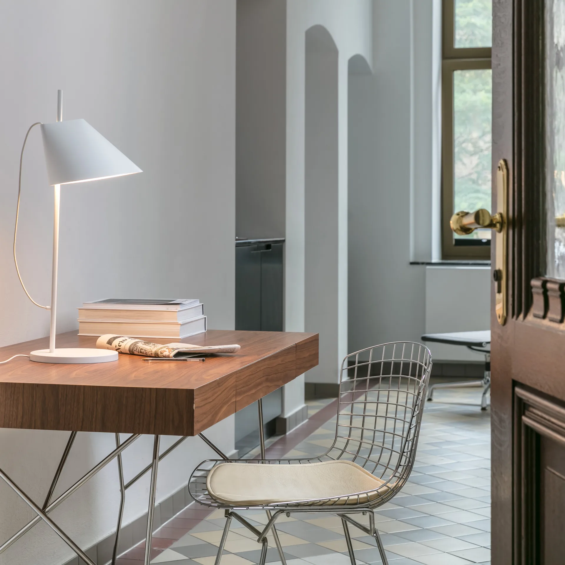 Yuh-pöytälamppu, Valkoinen Louis Poulsen