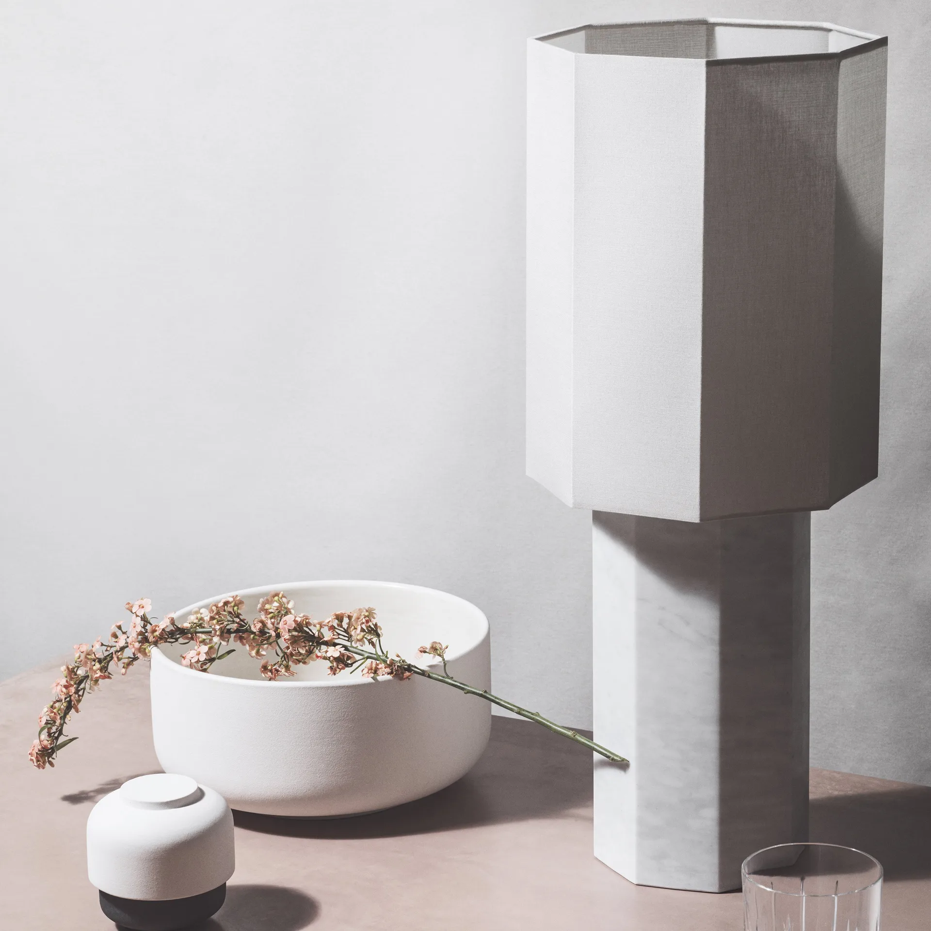 The eight over eight -lampunjalka, Valkoinen marmori Louise Roe