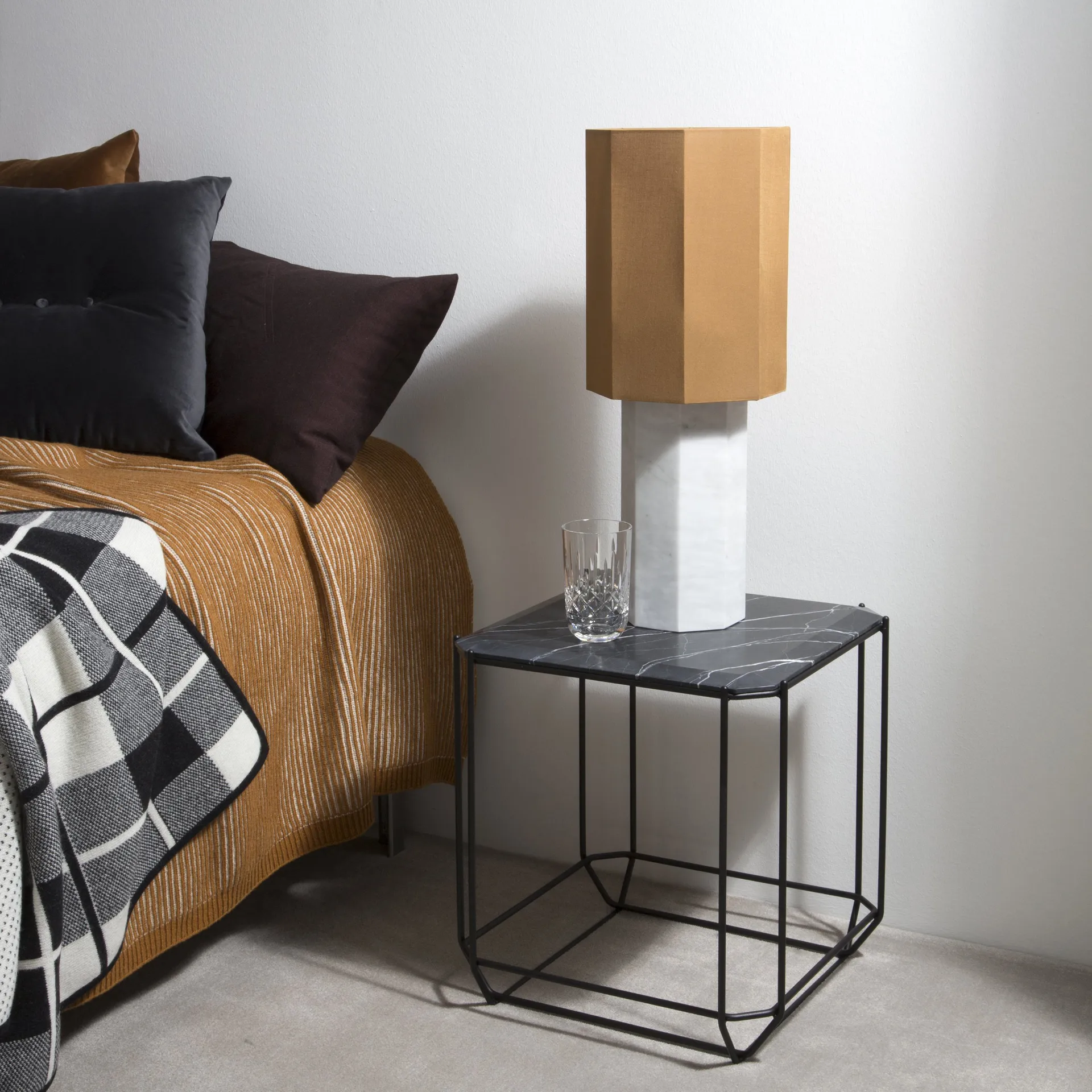 The eight over eight -lampunjalka, Valkoinen marmori Louise Roe