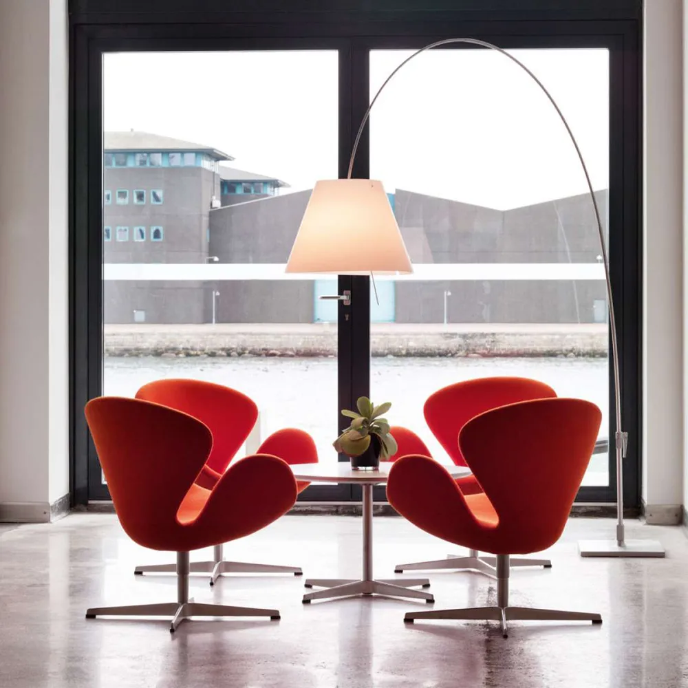 Lady Costanza D13E d -lattiavalaisin, Valkoinen varjostin-mustaksi maalattu runko Luceplan