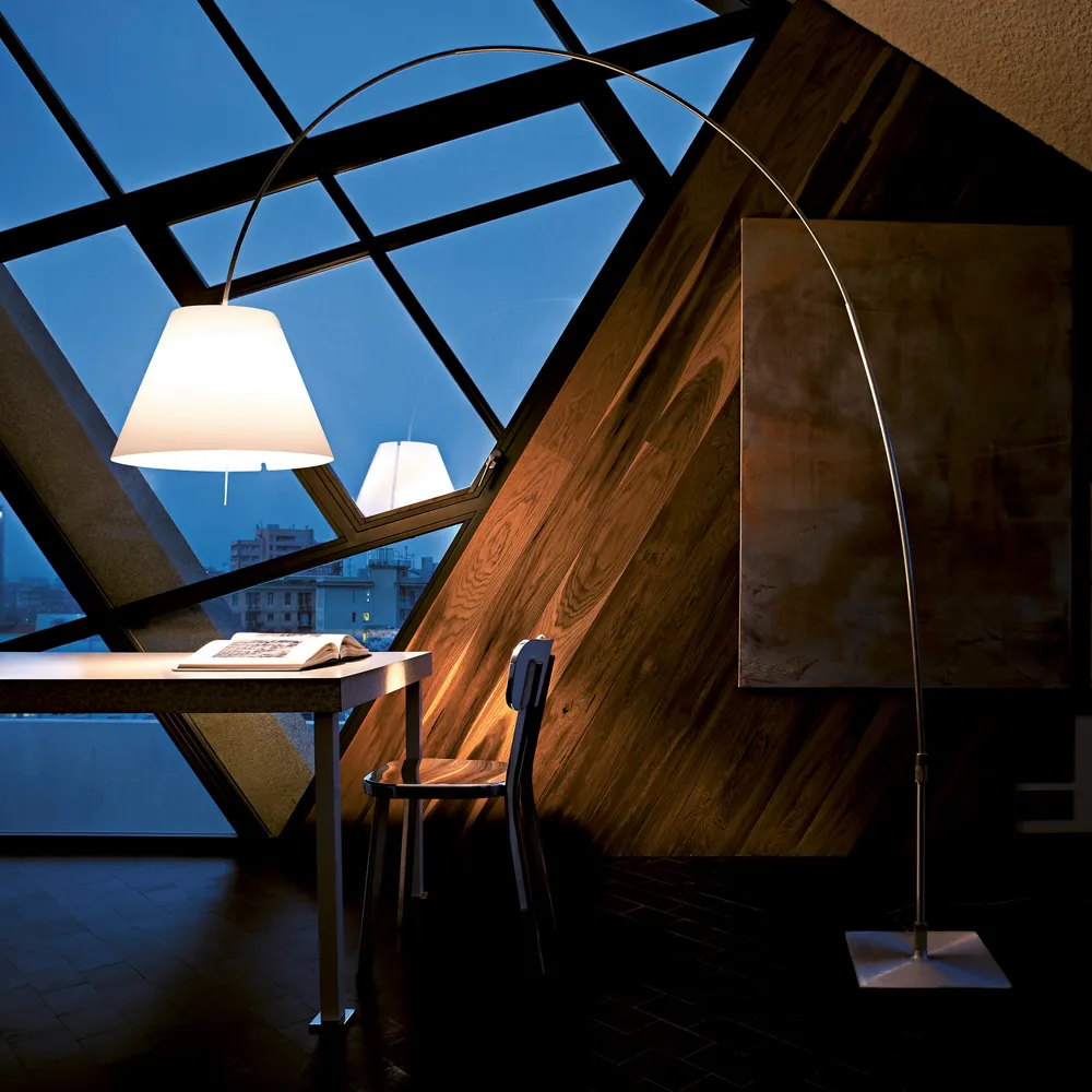 Lady Costanza D13E d -lattiavalaisin, Valkoinen varjostin-mustaksi maalattu runko Luceplan