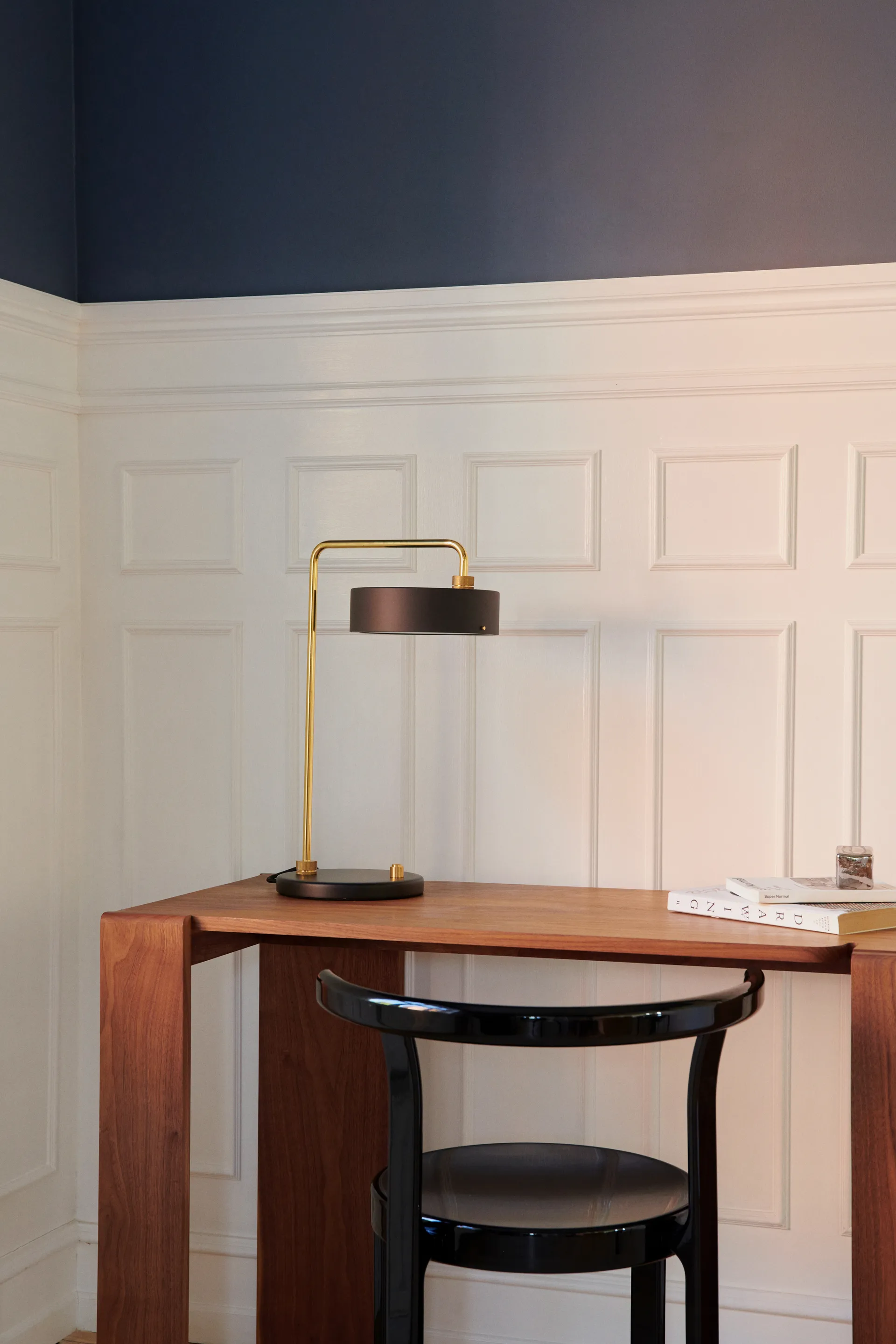 Petite Machine pöytävalaisin, Deep black Made By Hand