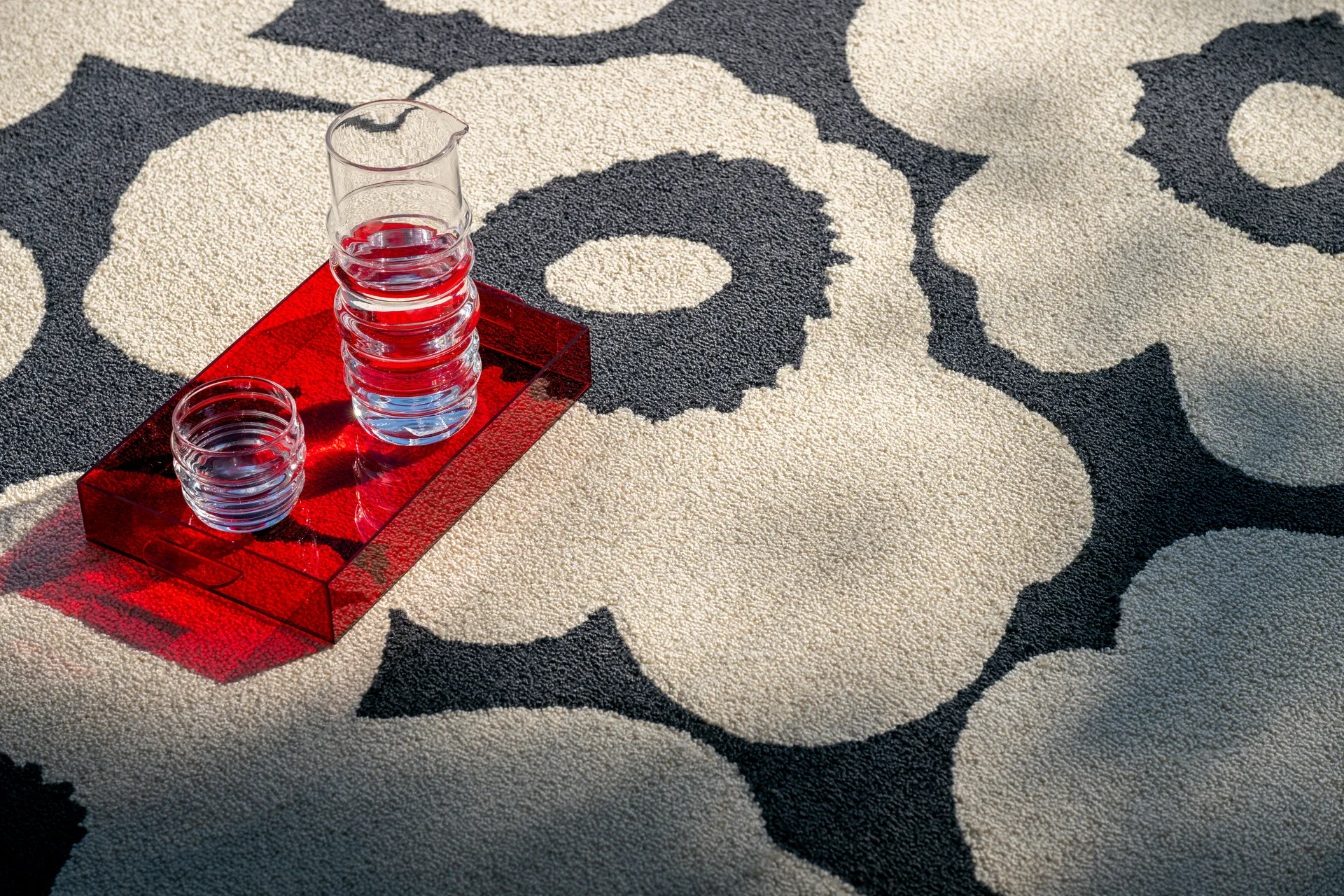 Unikko matto ulkokäyttöön, Charcoal-valkoinen, 160x230 cm Marimekko