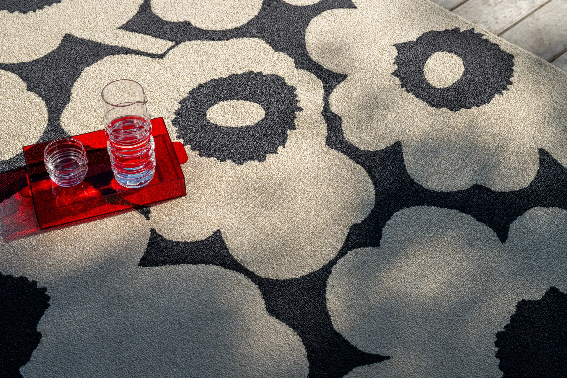 Unikko matto ulkokäyttöön, Charcoal-valkoinen, 160x230 cm Marimekko