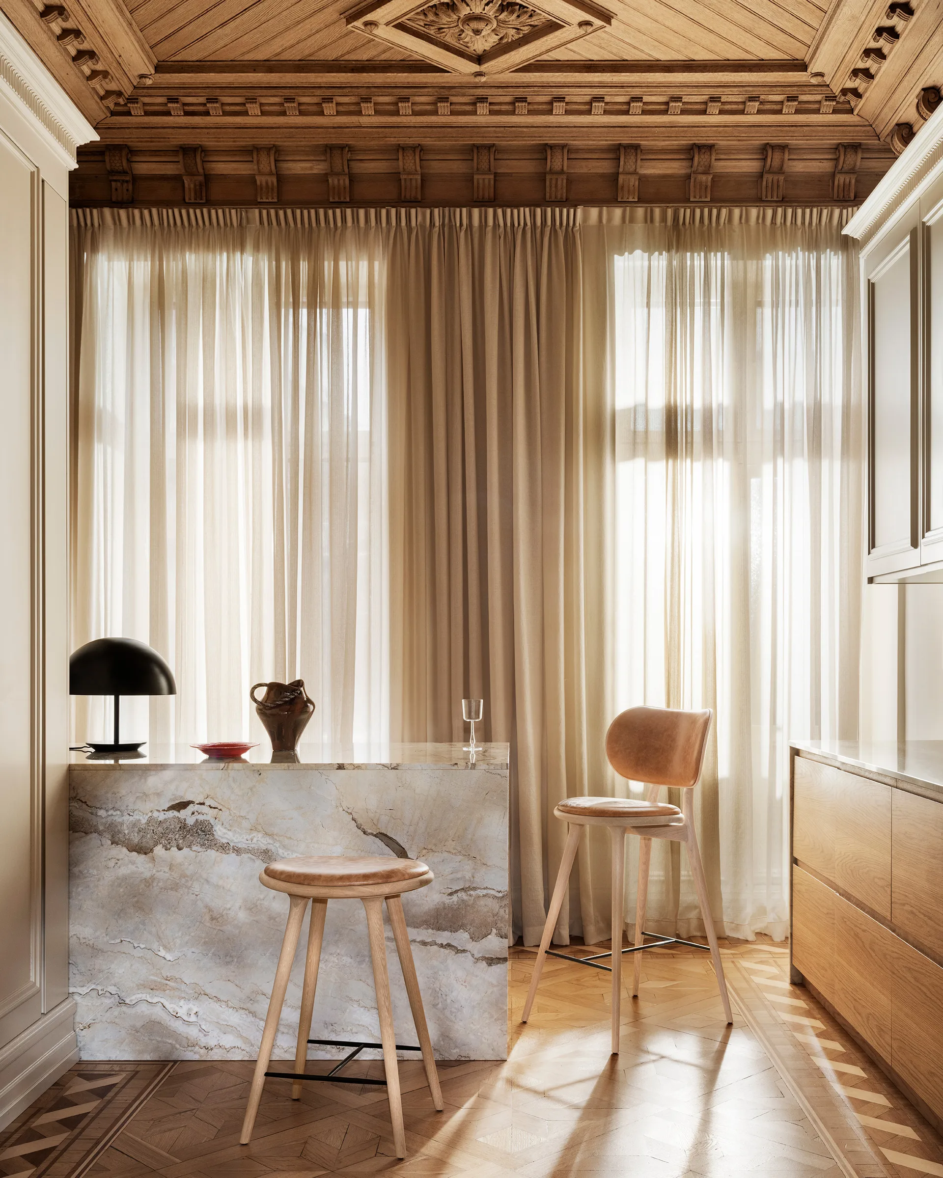 Mater High Stool Backrest -baarituoli matala, nahka natural, mattalakattu tammiteline Mater