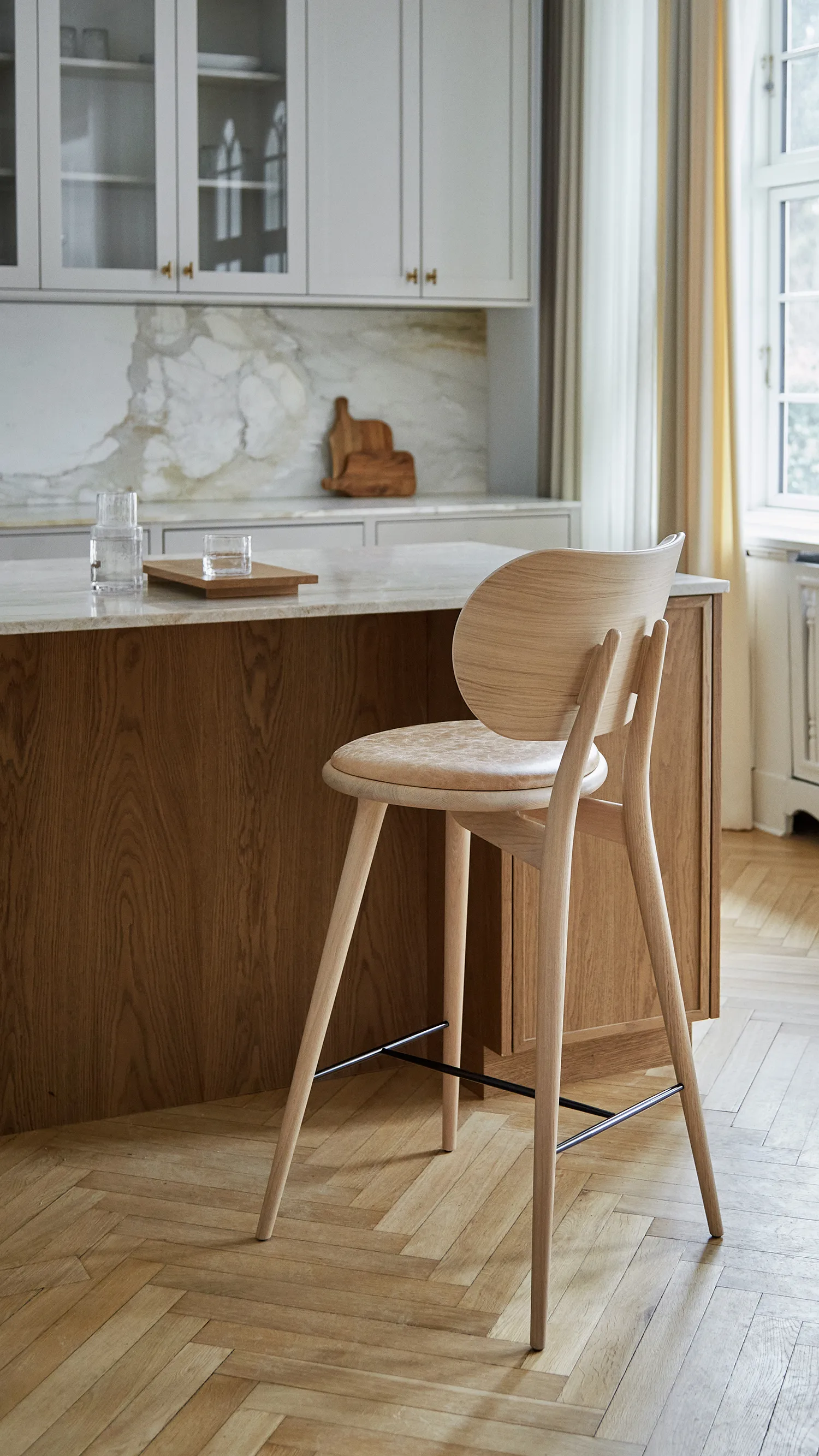 Mater High Stool Backrest -baarituoli matala, nahka natural, mattalakattu tammiteline Mater