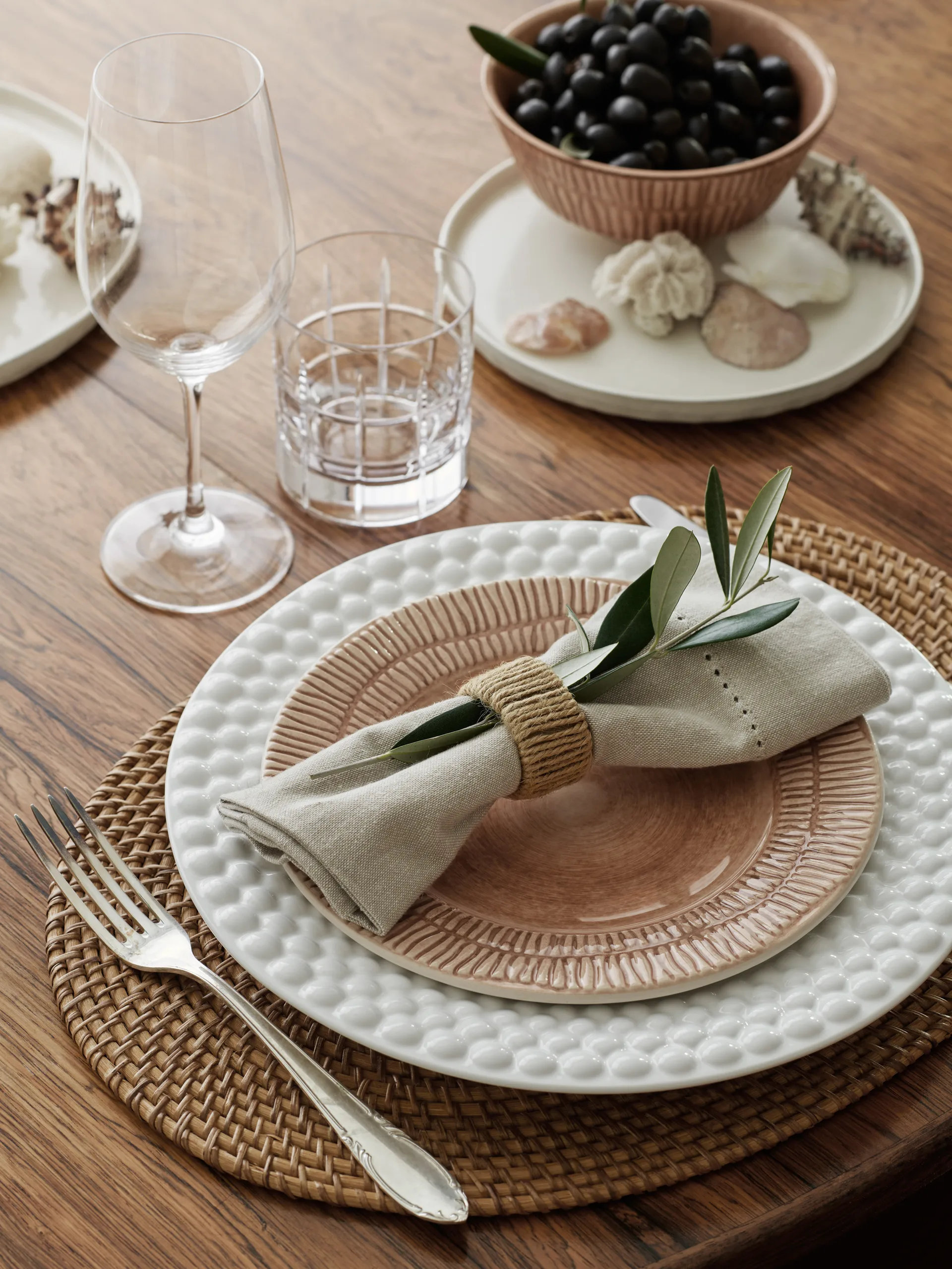 Bubbles-lautanen 28 cm, Valkoinen Mateus