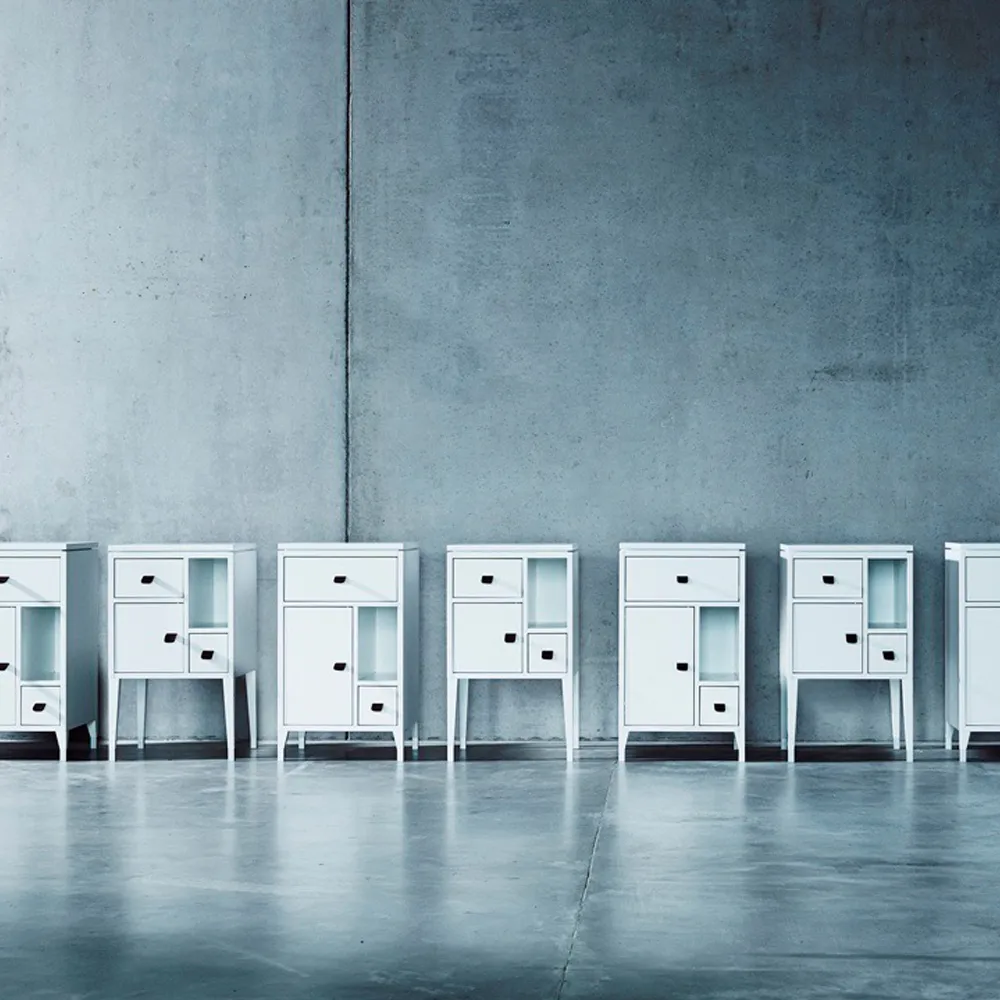 Abisko korkeat jalat yöpöytä, valkoinen, betonin yläosa, kahva ruskea poronnahka Mavis