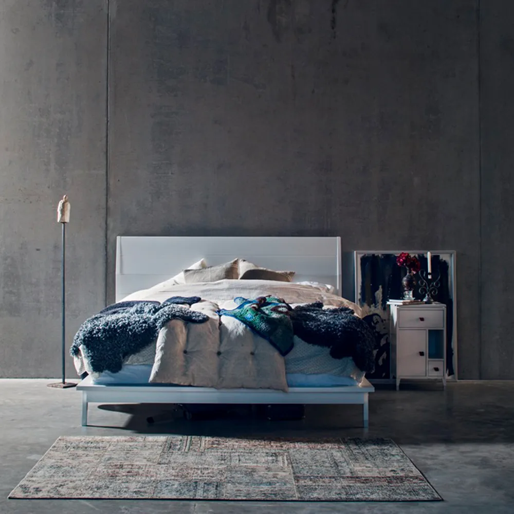 Abisko matalat jalat yöpöytä, valkoinen, kahva ruskeaa poronnahkaa Mavis