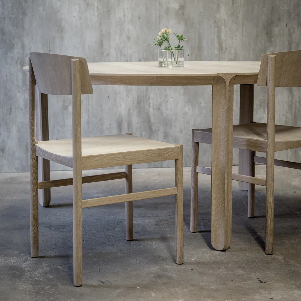 Amor pyöreä ruokapöytä, tammi valkoinenpigmenttilakka Mavis