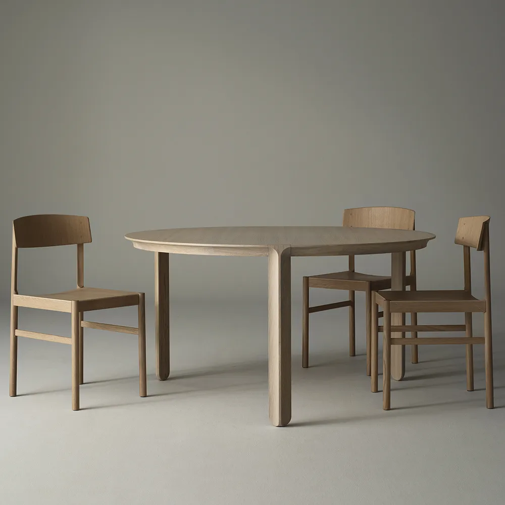 Amor pyöreä ruokapöytä, tammi valkoinenpigmenttilakka Mavis