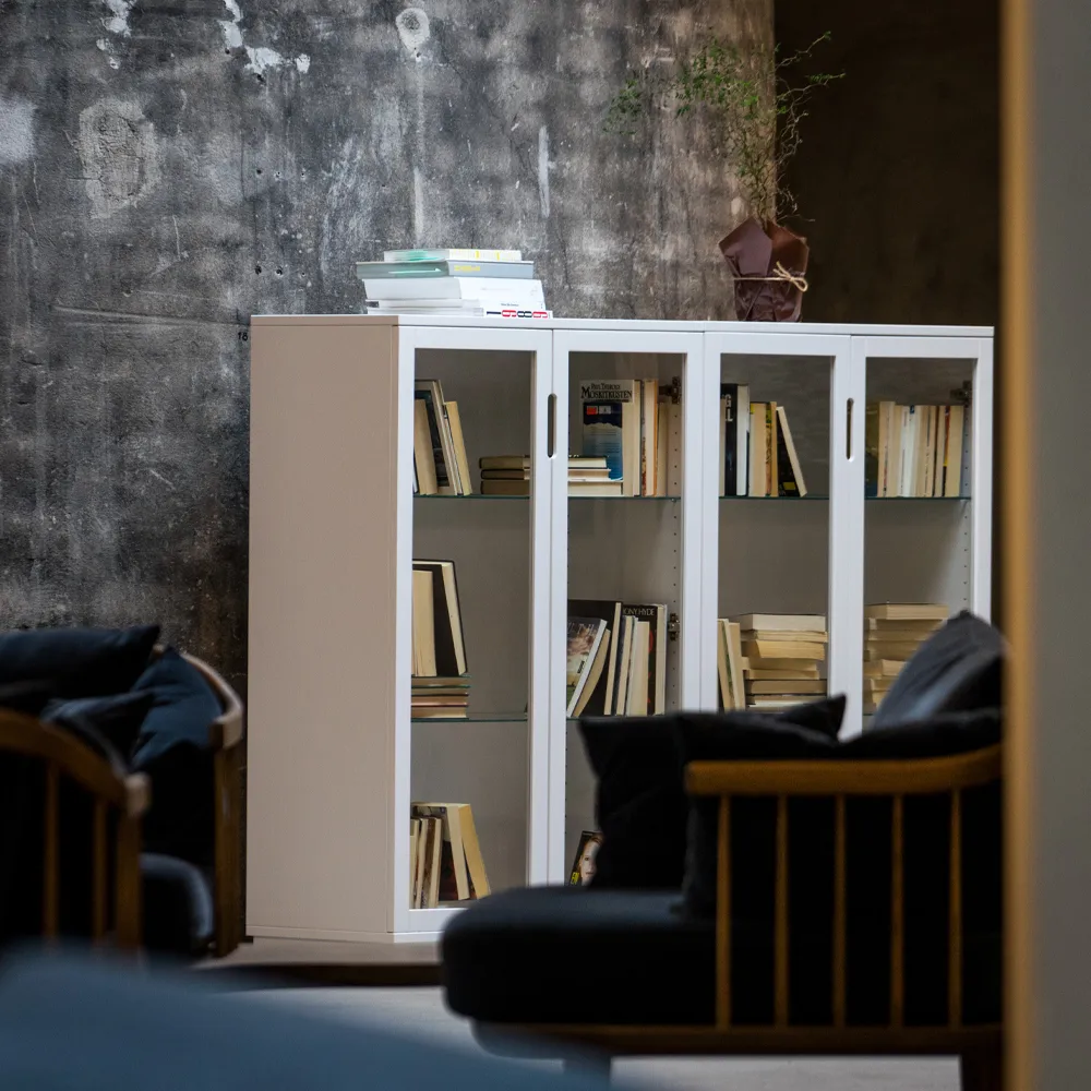 Aoko vitriinikaappi 120 cm, Valkolakka Mavis