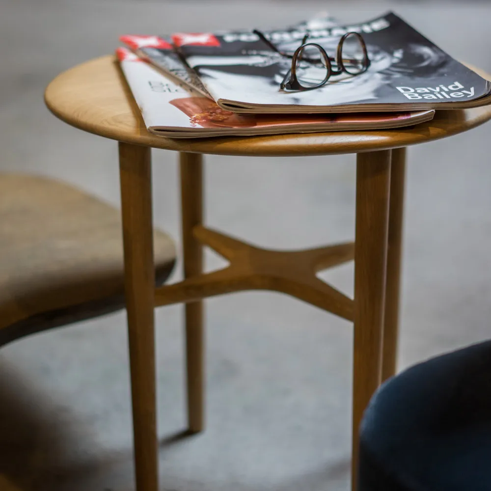 Crest yöpöytä, tammi valkoinen pigmenttikirkas lakka Mavis