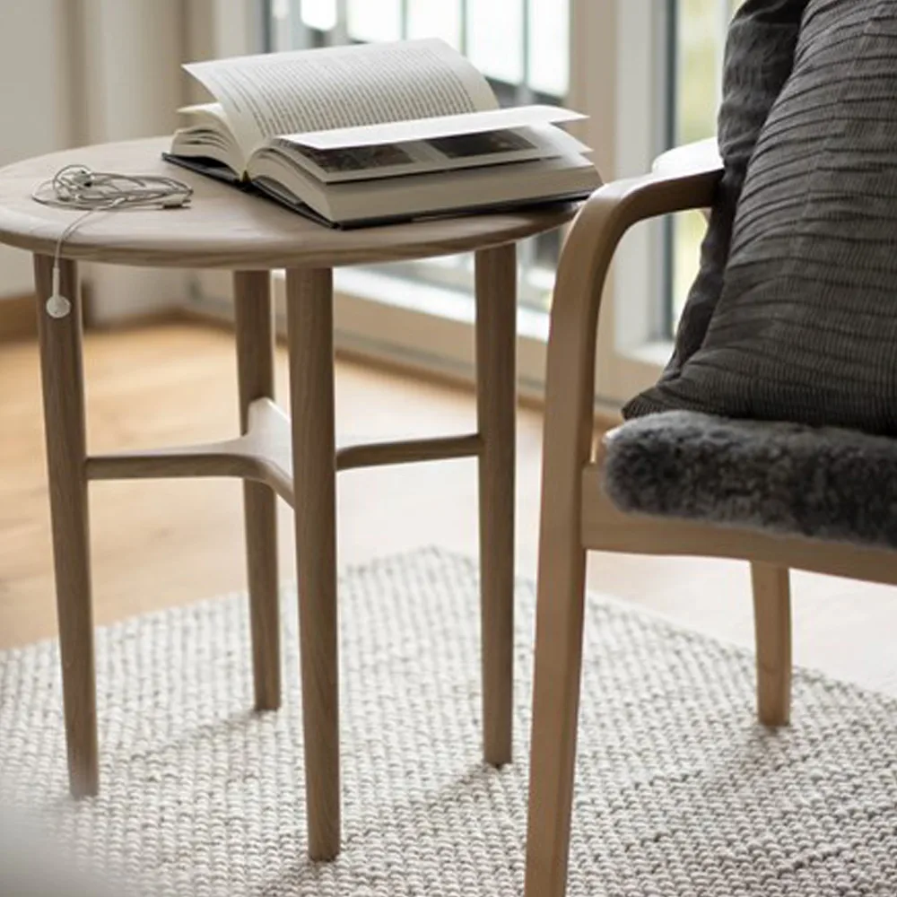 Crest yöpöytä, tammi valkoinen pigmenttikirkas lakka Mavis