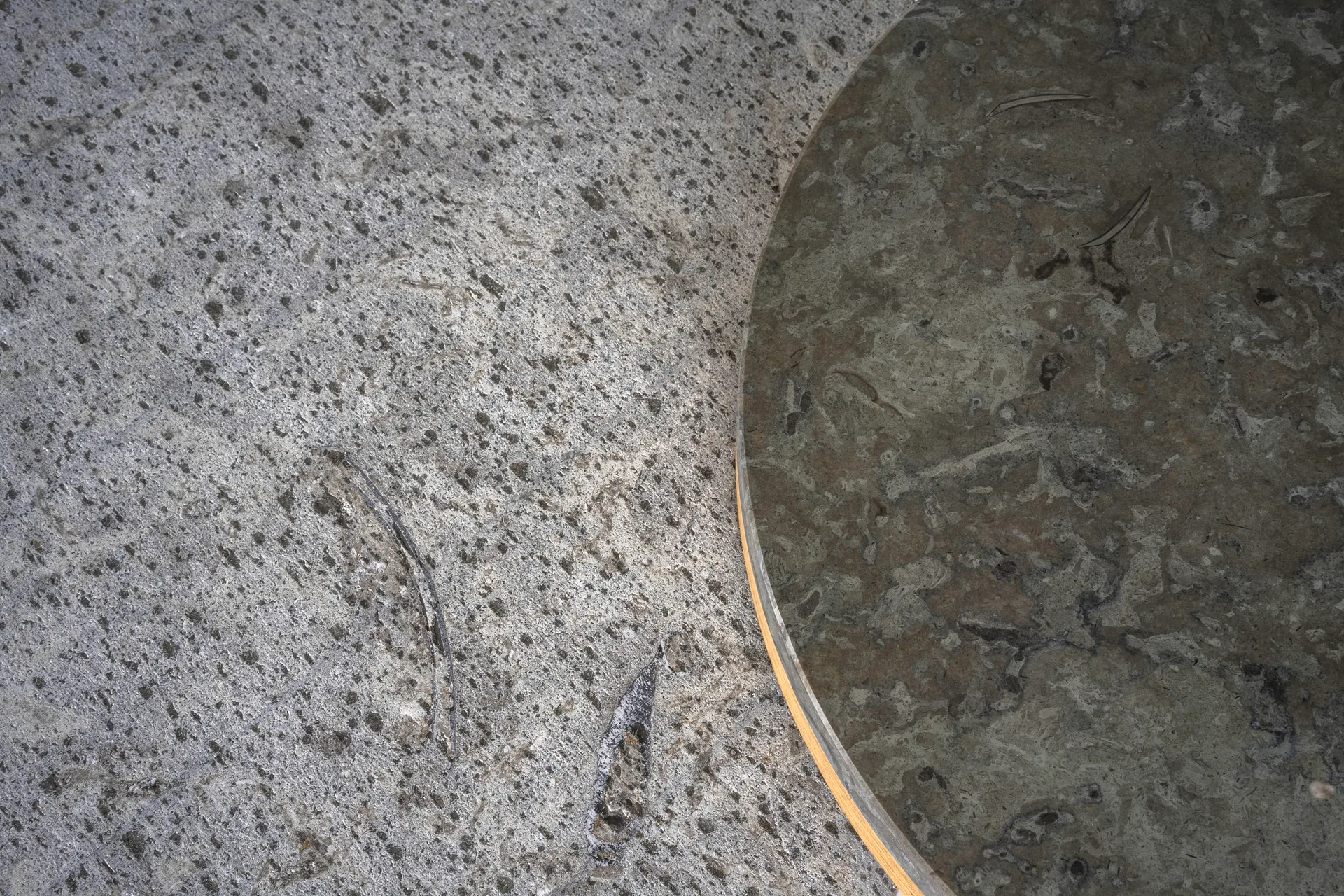 Dondo sivupöytä valkopigmentoitu tammi Ø45 cm, Hiontahiekkakivi Mavis