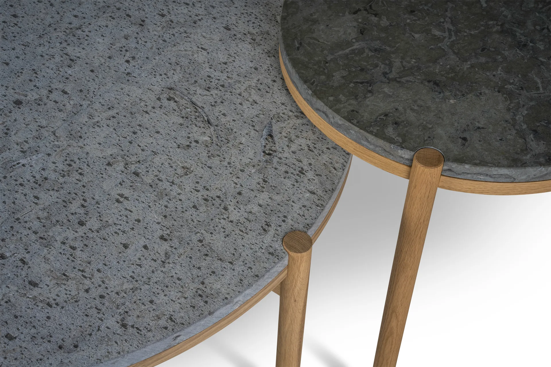 Dondo sivupöytä valkopigmentoitu tammi Ø45 cm, Hiontahiekkakivi Mavis