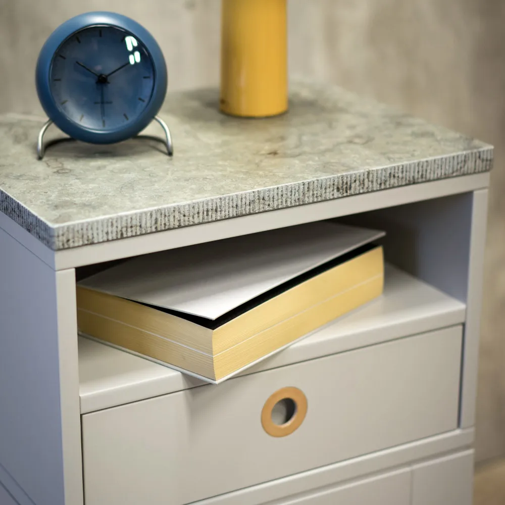 Höllviken korkeat jalat yöpöytä, tammi valkoinenpigmentti Mavis