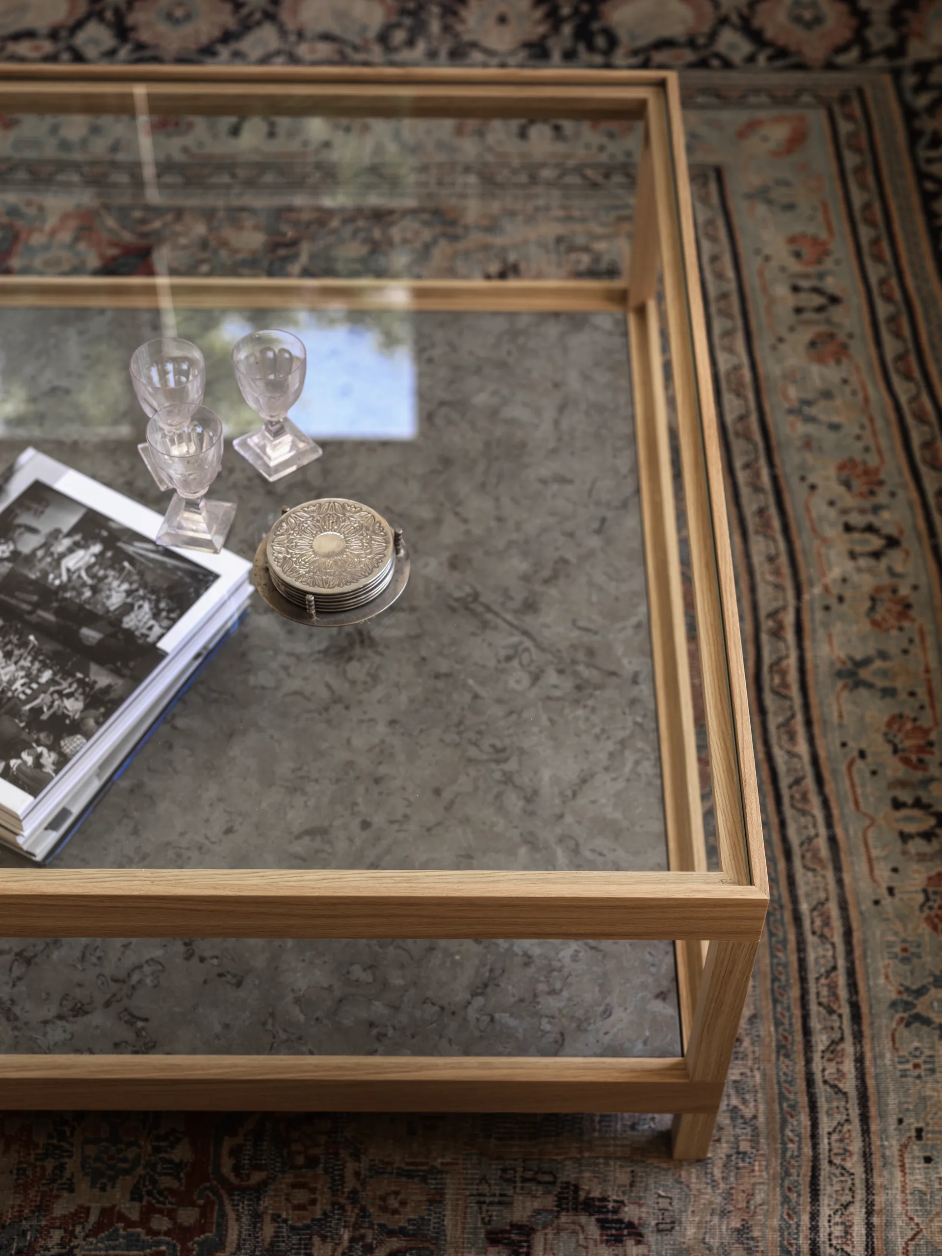 Ima-sohvapöytä 90x90 cm, Vitpigmenttinen mattalakkainen tammi, kalkkikivi Mavis