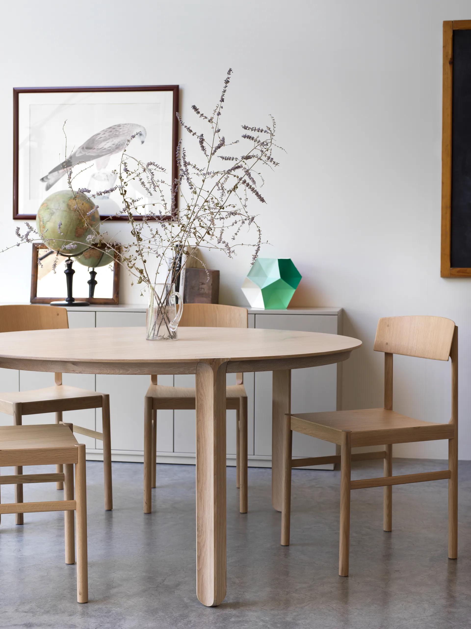 Punainen tuoli, Valkopigmentoitu mattalakattu tammi Mavis