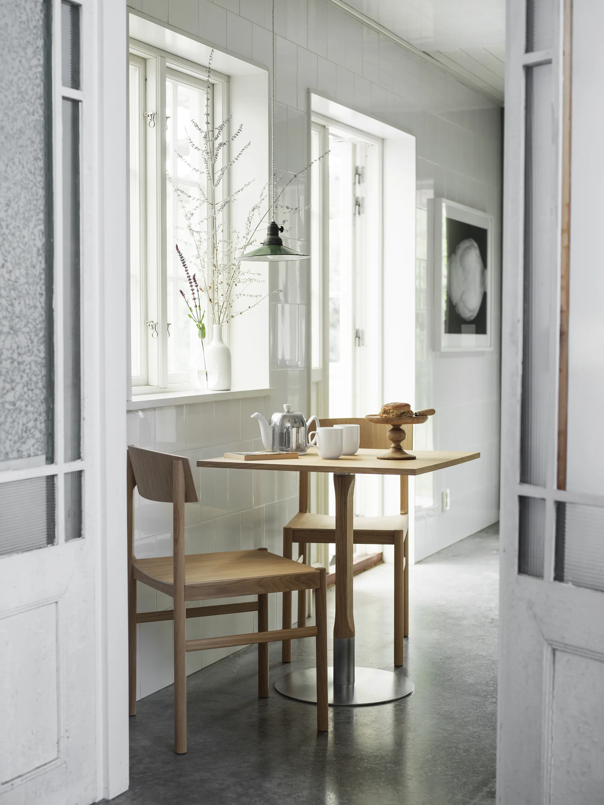 Punainen tuoli, Valkopigmentoitu mattalakattu tammi Mavis