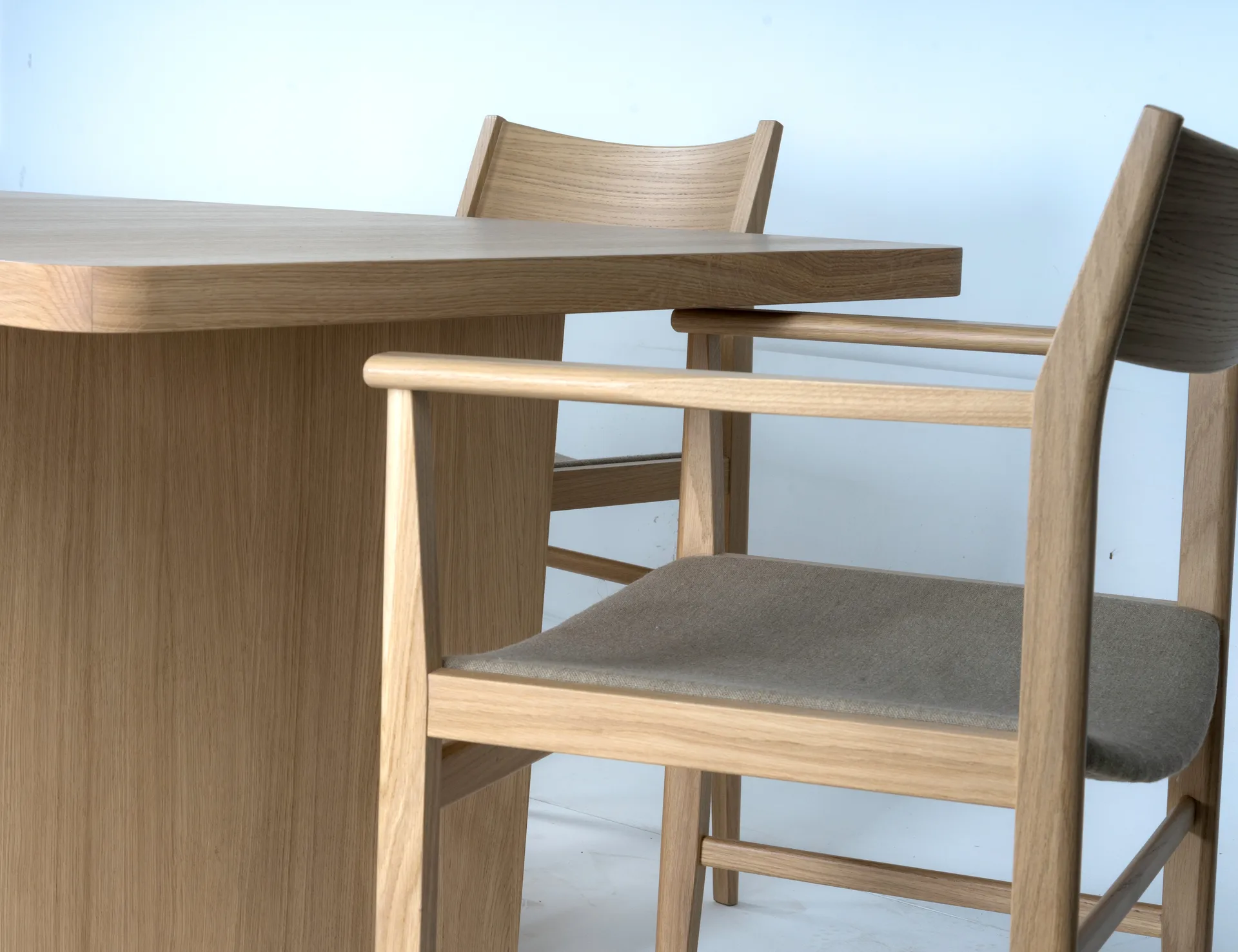 Siza käsinojatuoli, Valkopigmentoitu tammi-lin istuin Mavis