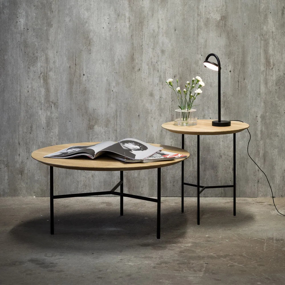 Tribeca sivupöytä, tammi lakattu, mustat jalat, ø47 cm Mavis
