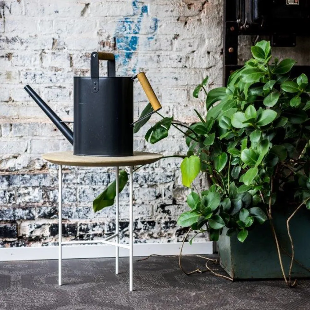 Tribeca sivupöytä, tammi lakattu, mustat jalat, ø47 cm Mavis