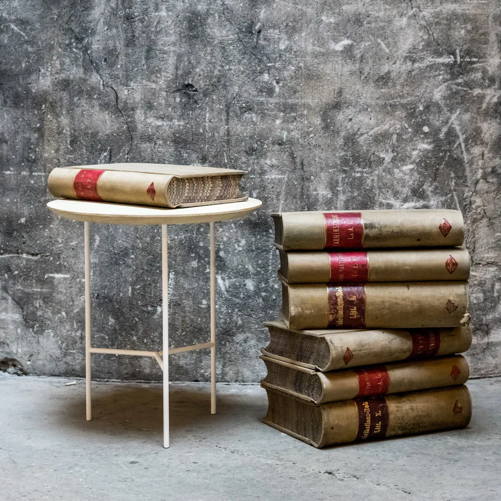 Tribeca sivupöytä, tammi saippuoitu rustiikki, valkoiset jalat, ø47 cm Mavis