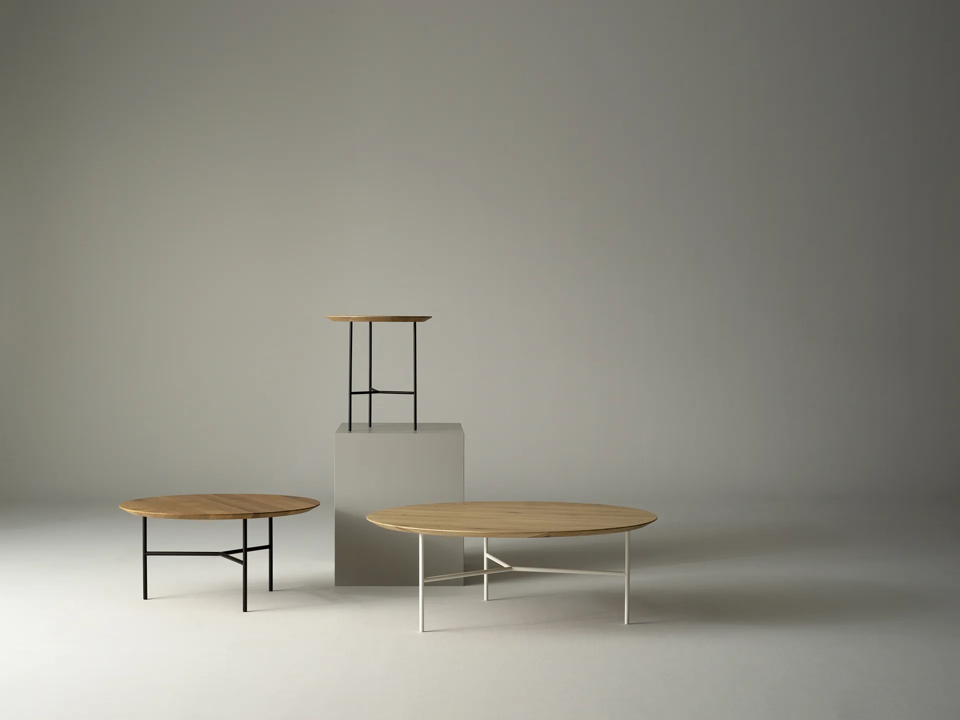 Tribeca-sohvapöytä, tammi lakattu, satiinikromi, ø110 Mavis